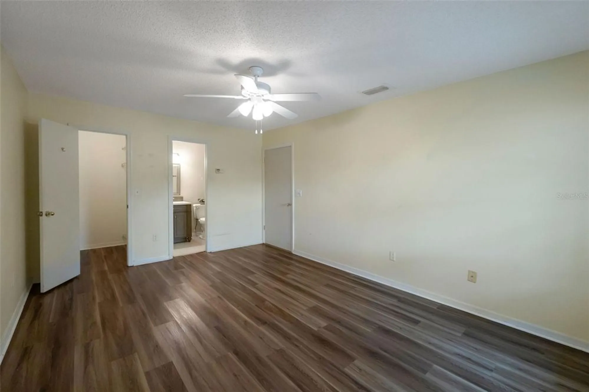 Property Slideshow image 13 of 33 | 1005 harefield cir # 43, Sun City Center, FL, 33573
