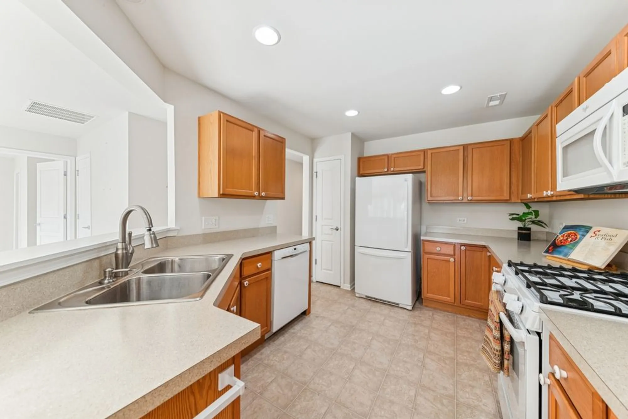 Property Slideshow image 8 of 28 | 2920 stoney creek dr, Elgin, IL, 60124