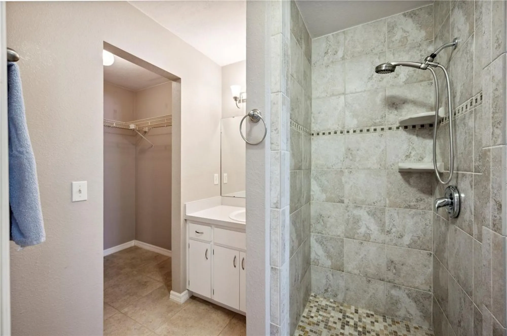 Property Slideshow image 21 of 39 | 4829 colonnades cir, Lakeland, FL, 33811