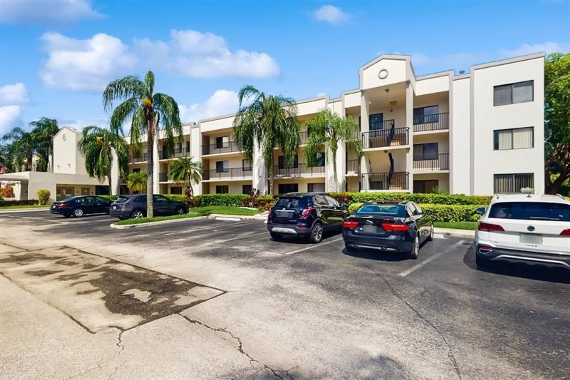 Property Slideshow image 2 of 27 | 10352 e clairmont cir 311, Tamarac, FL, 33321