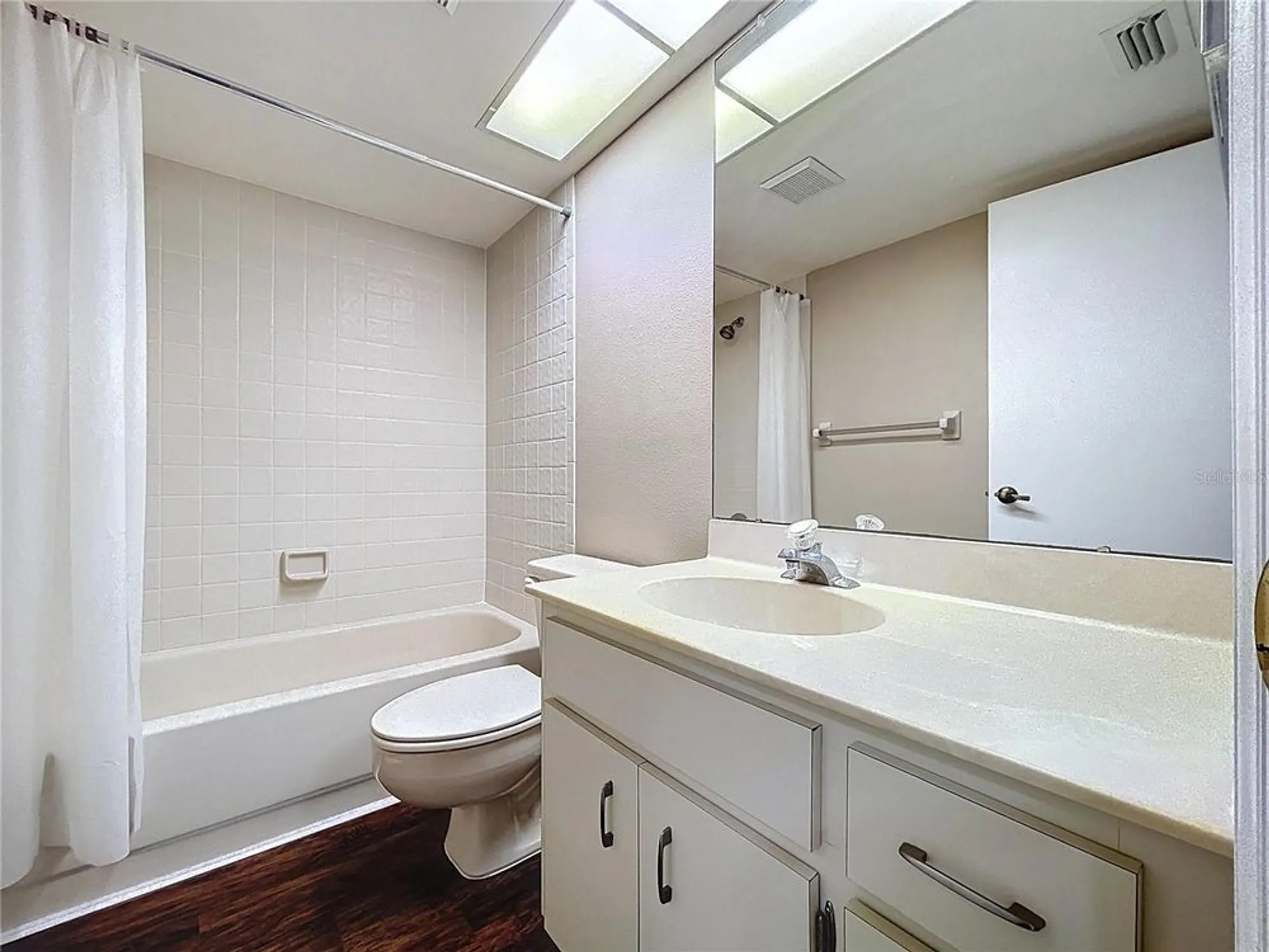 Property Slideshow image 35 of 59 | 2020 lakeview dr apt 203, Clearwater, FL, 33763