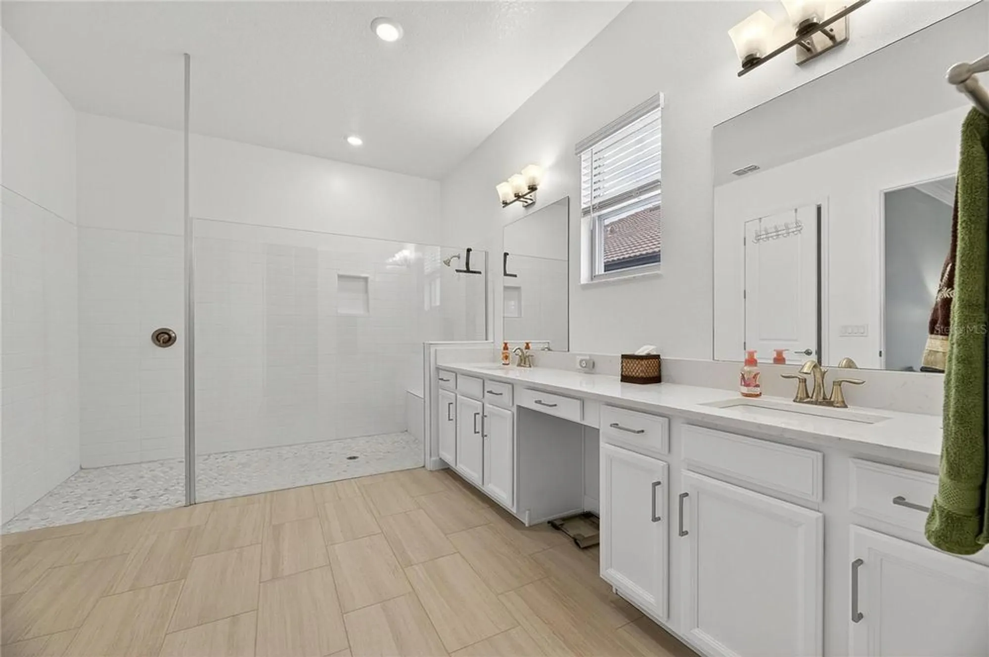 Property Slideshow image 36 of 96 | 5319 windy grove dr, Wimauma, FL, 33598