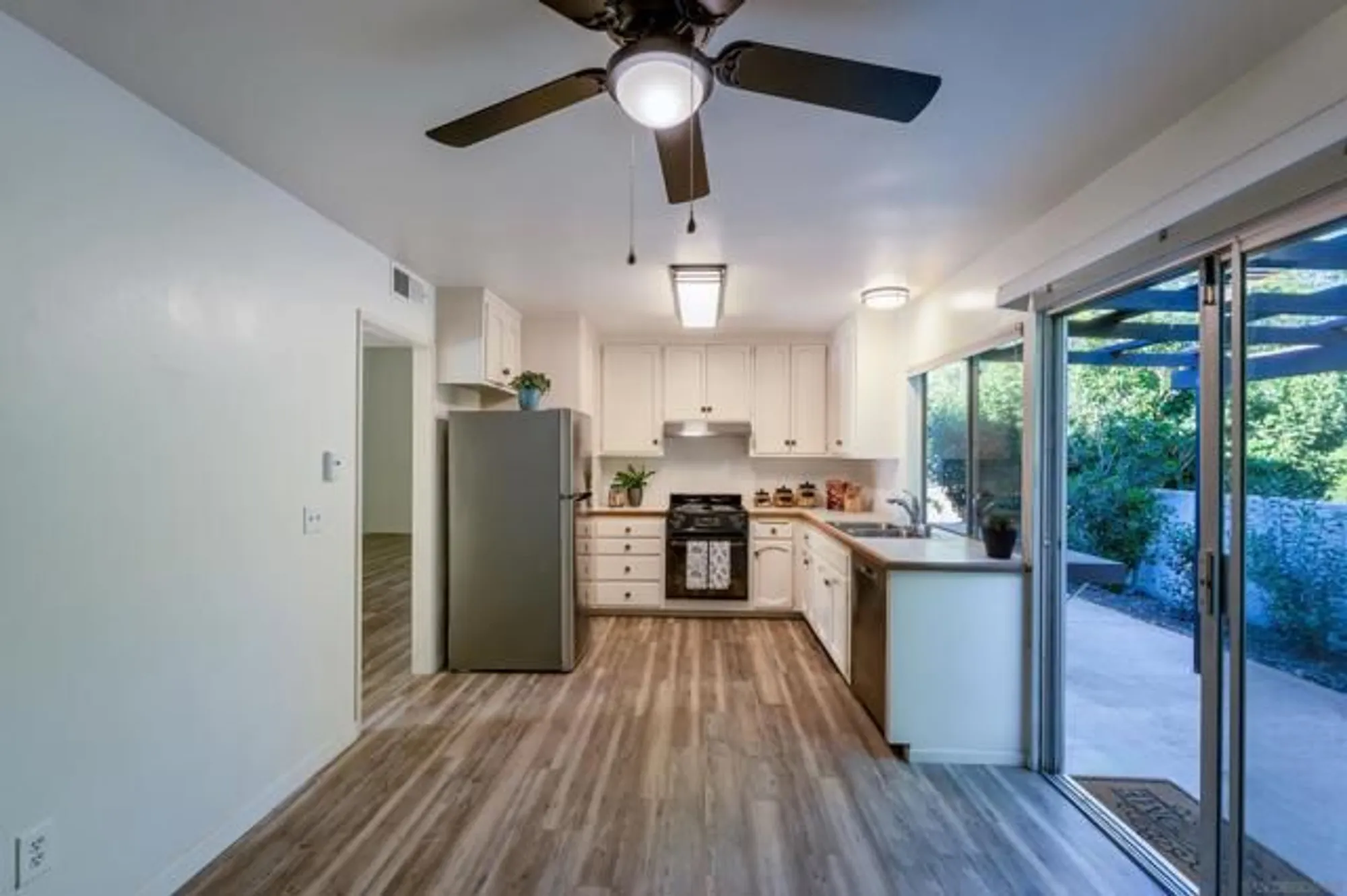 Property Slideshow image 8 of 29 | 12780 avenida la valencia unit 163, San Diego, CA, 92128