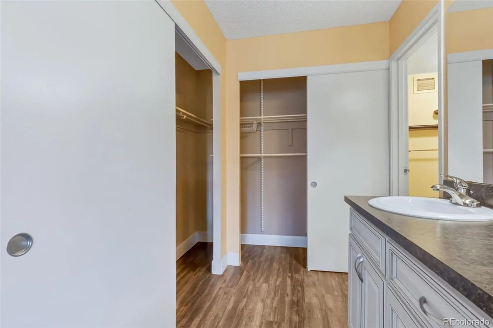 Property Slideshow image 16 of 45 | 14102 e linvale pl apt 403, Aurora, CO, 80014
