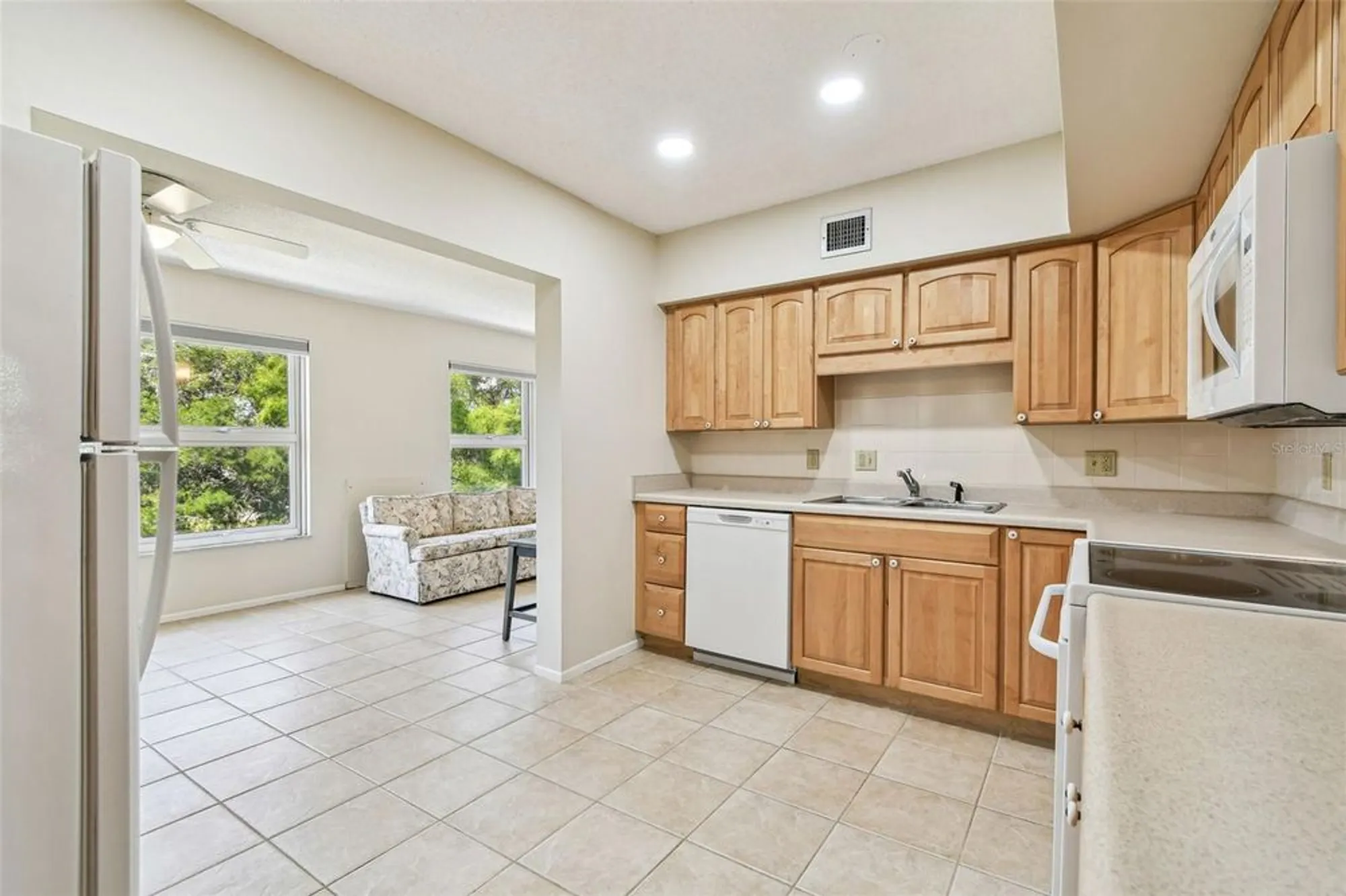 Property Slideshow image 18 of 52 | 2430 florentine way 46, Clearwater, FL, 33763