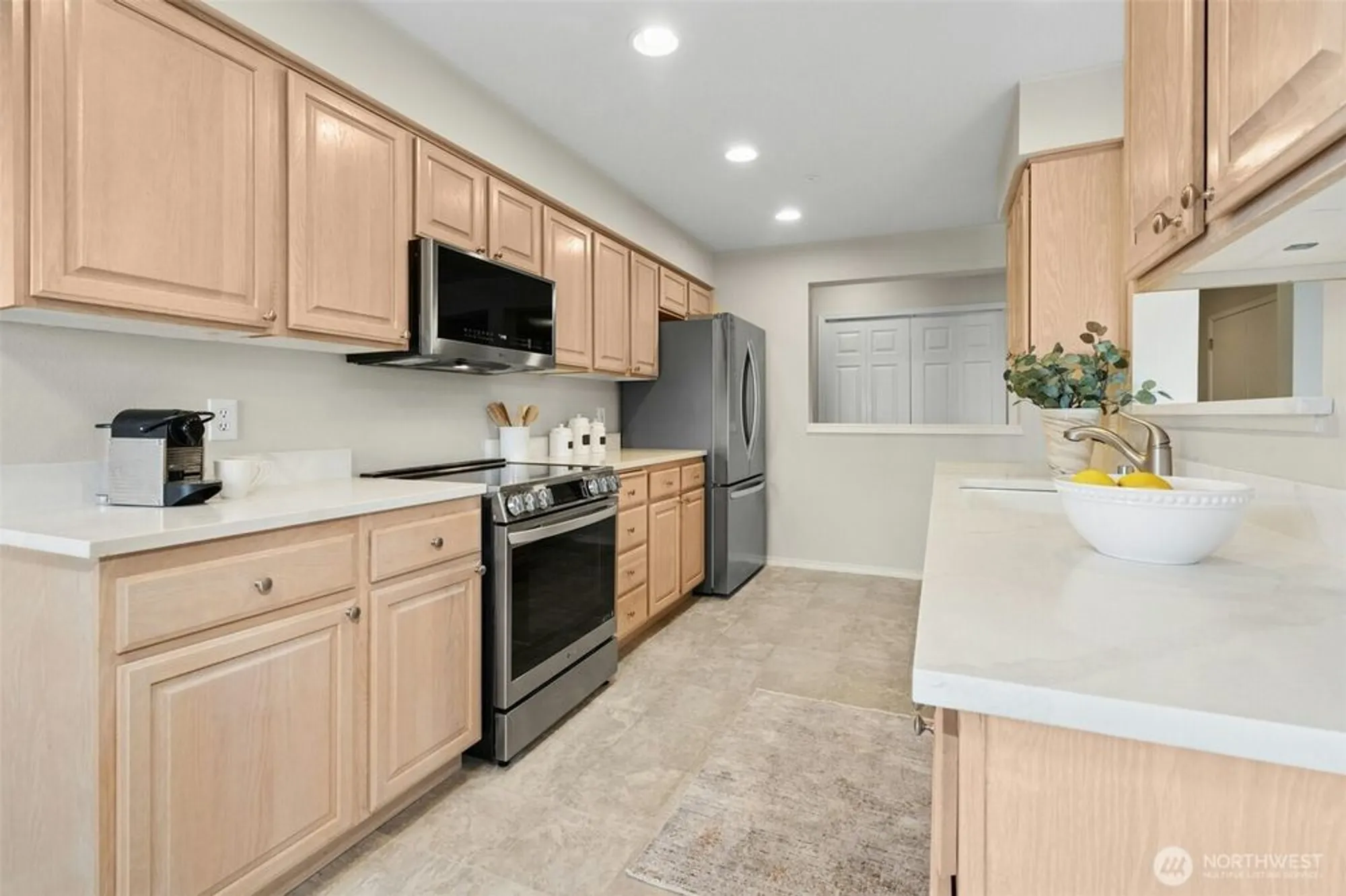 Property Slideshow image 9 of 31 | 22535 se highland cir 206, Issaquah, WA, 98029