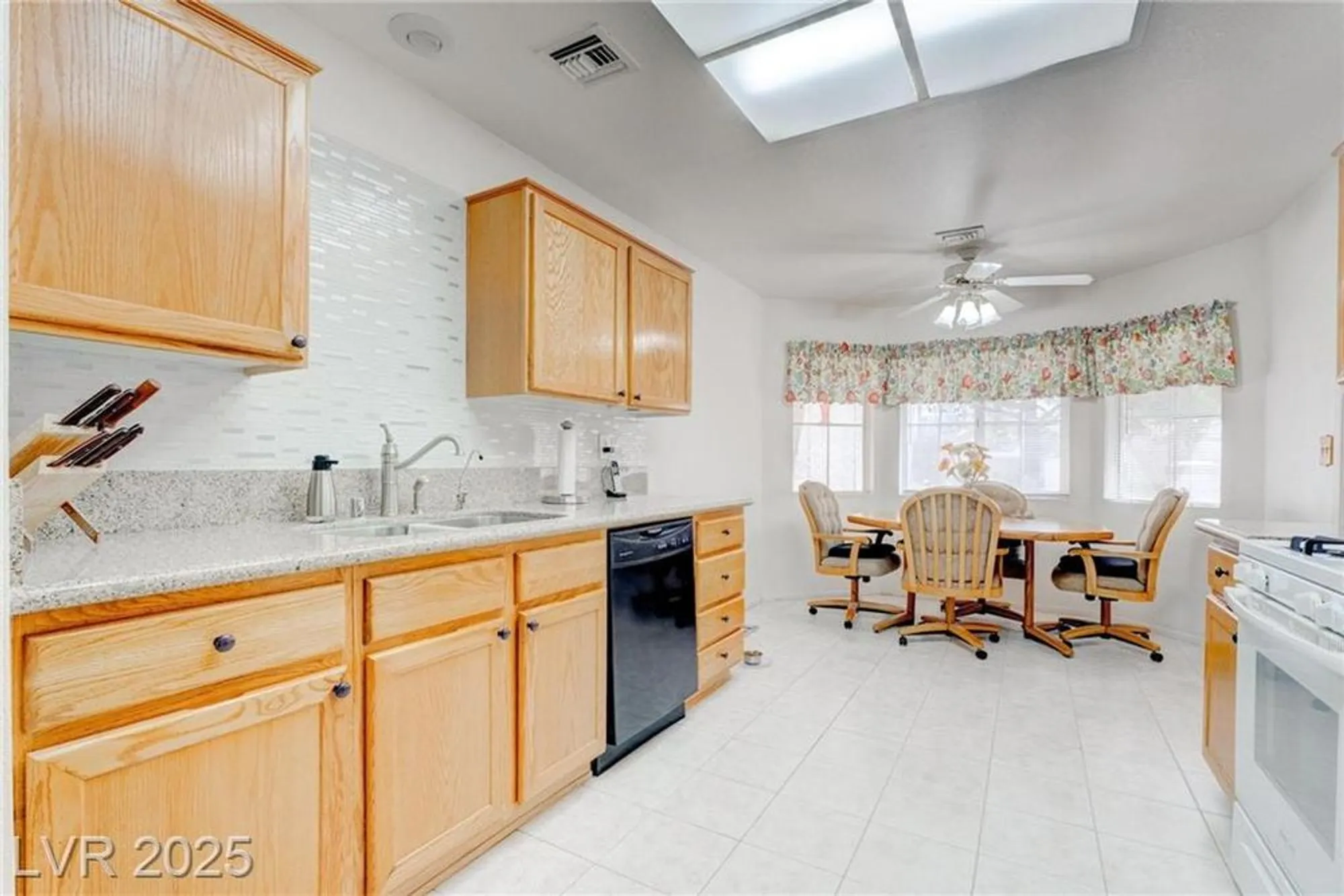 Property Slideshow image 20 of 42 | 2541 desert glen dr, Las Vegas, NV, 89134