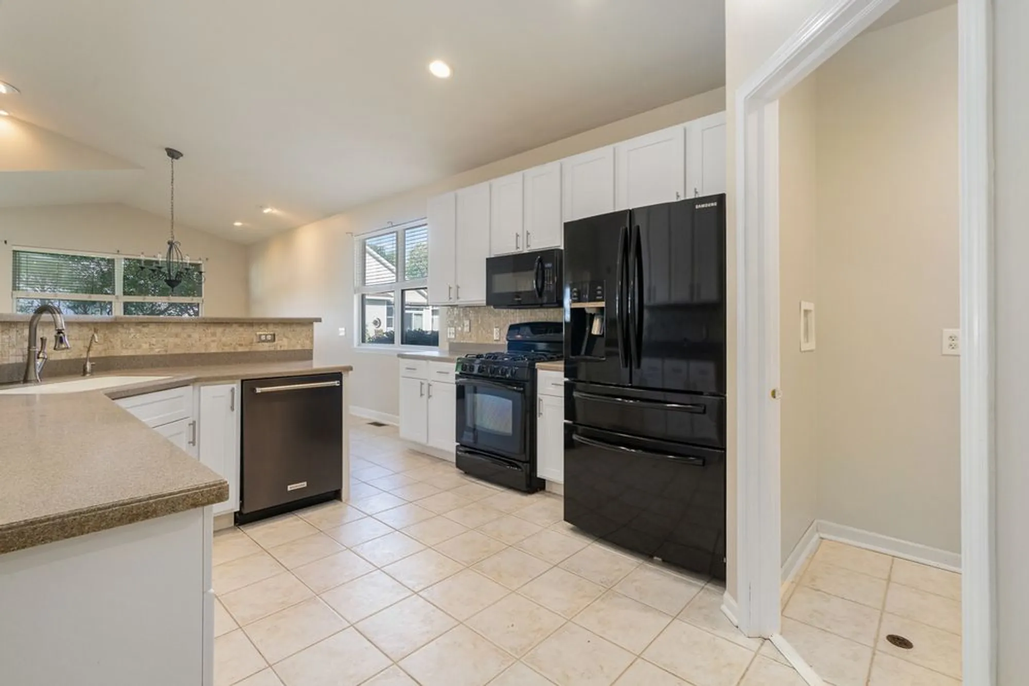 Property Slideshow image 4 of 39 | 1611 benzie cir, Romeoville, IL, 60446