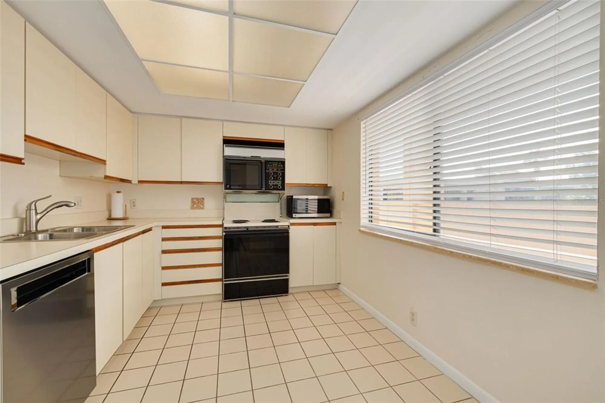 Property Slideshow image 10 of 29 | 3062 eastland blvd 406, Clearwater, FL, 33761