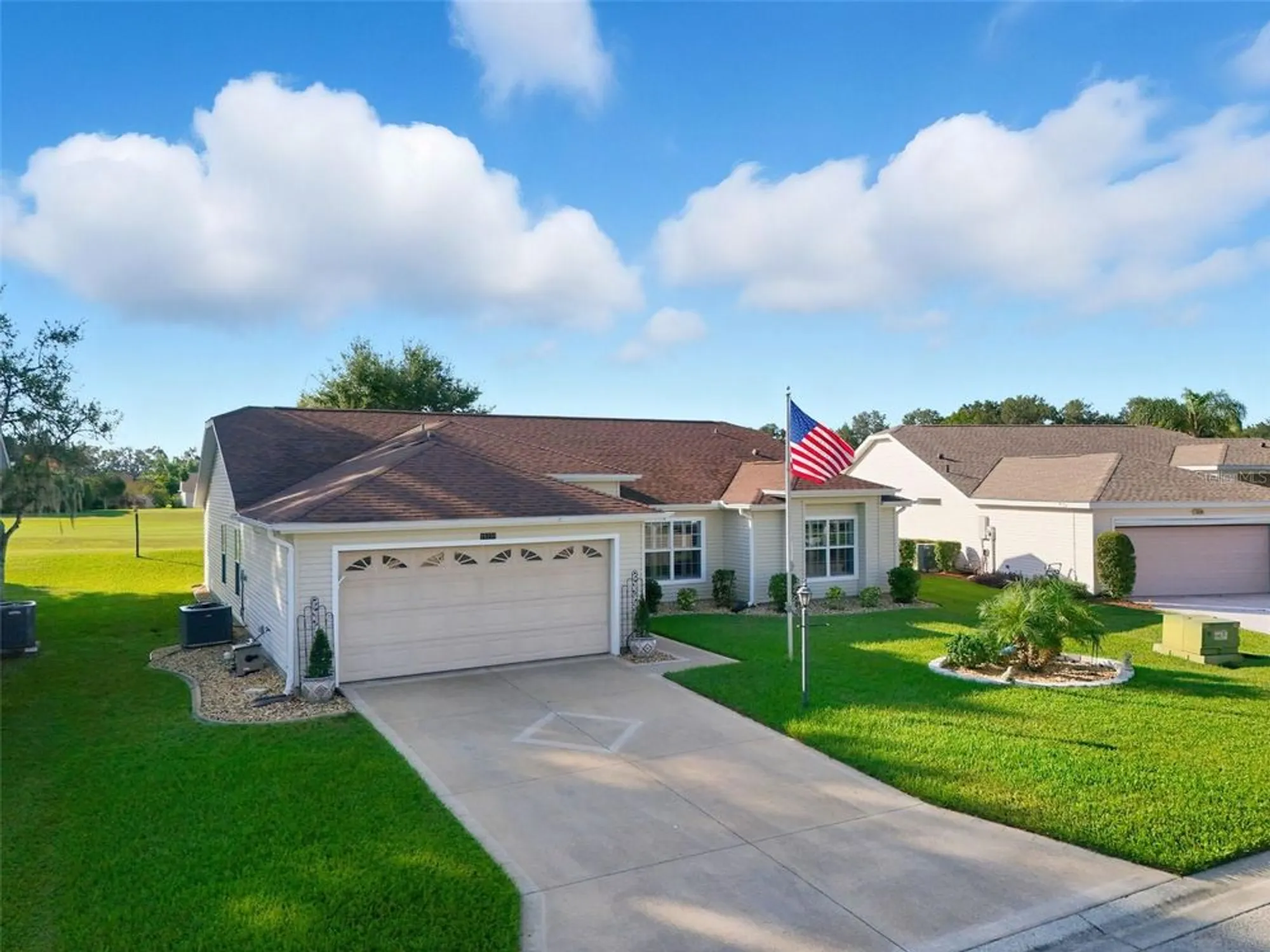 Property Slideshow image 2 of 65 | 25233 lost oak cir, Leesburg, FL, 34748