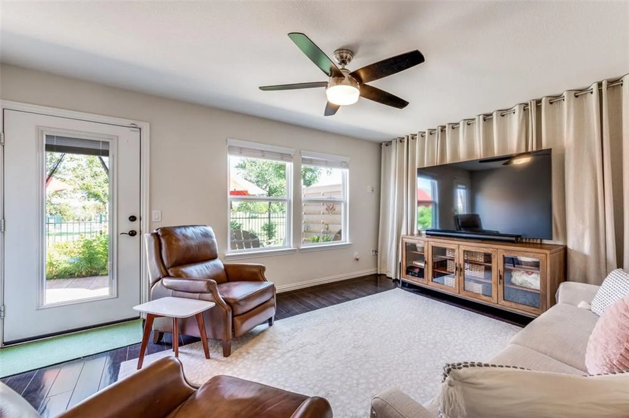 Property Slideshow image 8 of 33 | 2068 bentwater ln, Frisco, TX, 75036