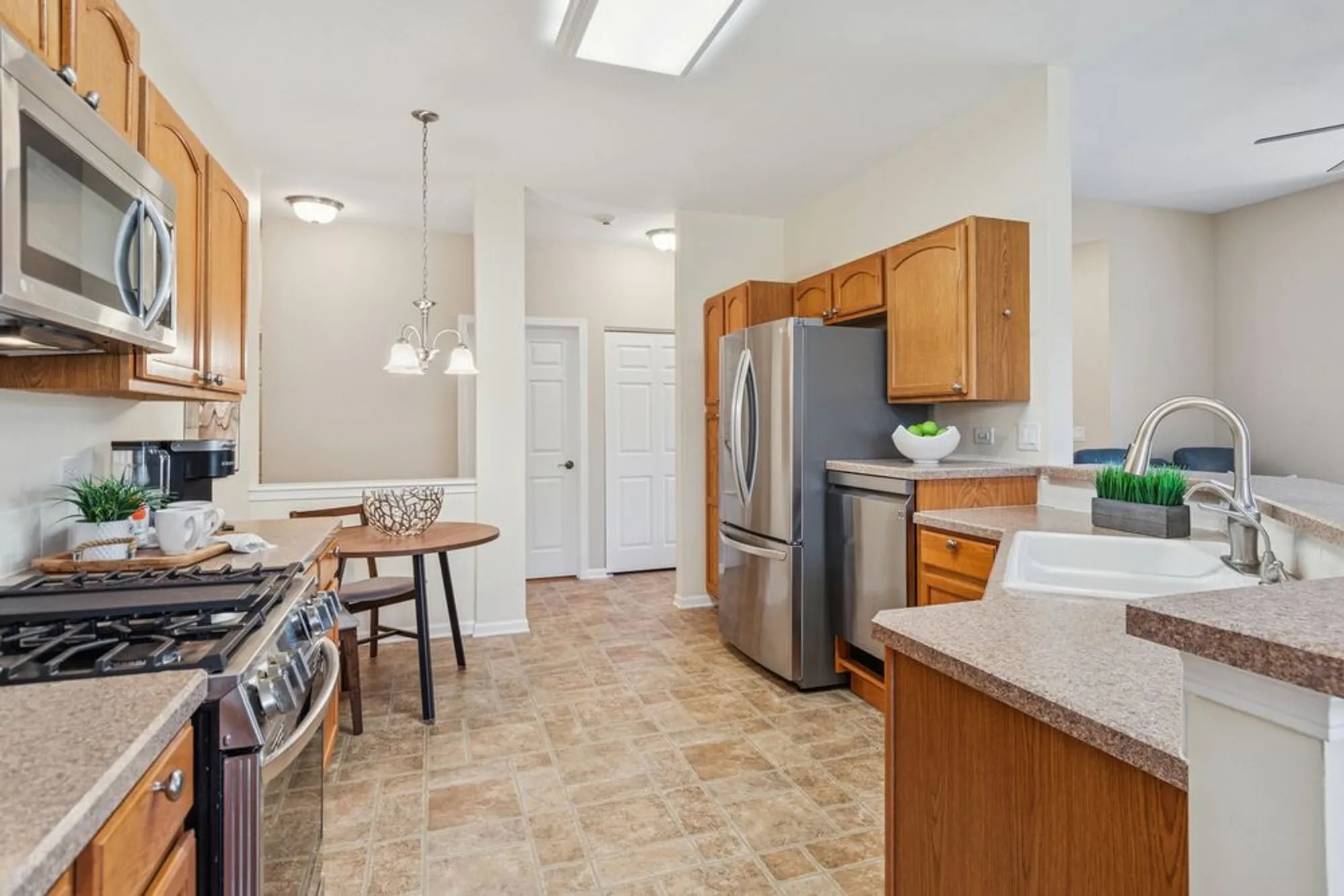 Property Slideshow image 10 of 38 | 2819 normandy cir, Naperville, IL, 60564