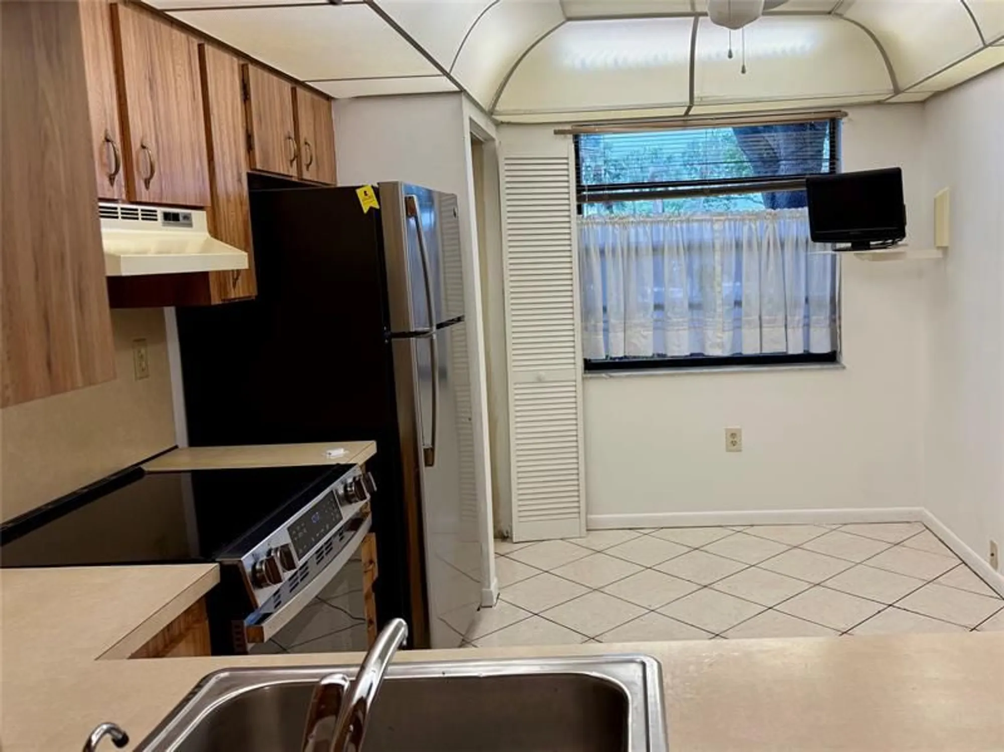 Property Slideshow image 9 of 23 | 900 colony point cir 121, Pembroke Pines, FL, 33026