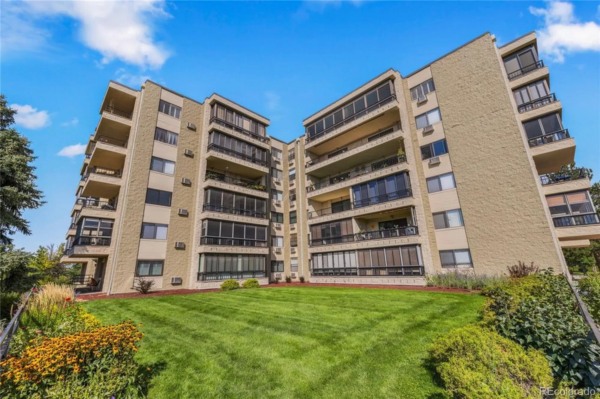 Property Slideshow image 4 of 25 | 13931 e marina dr apt 304, Aurora, CO, 80014