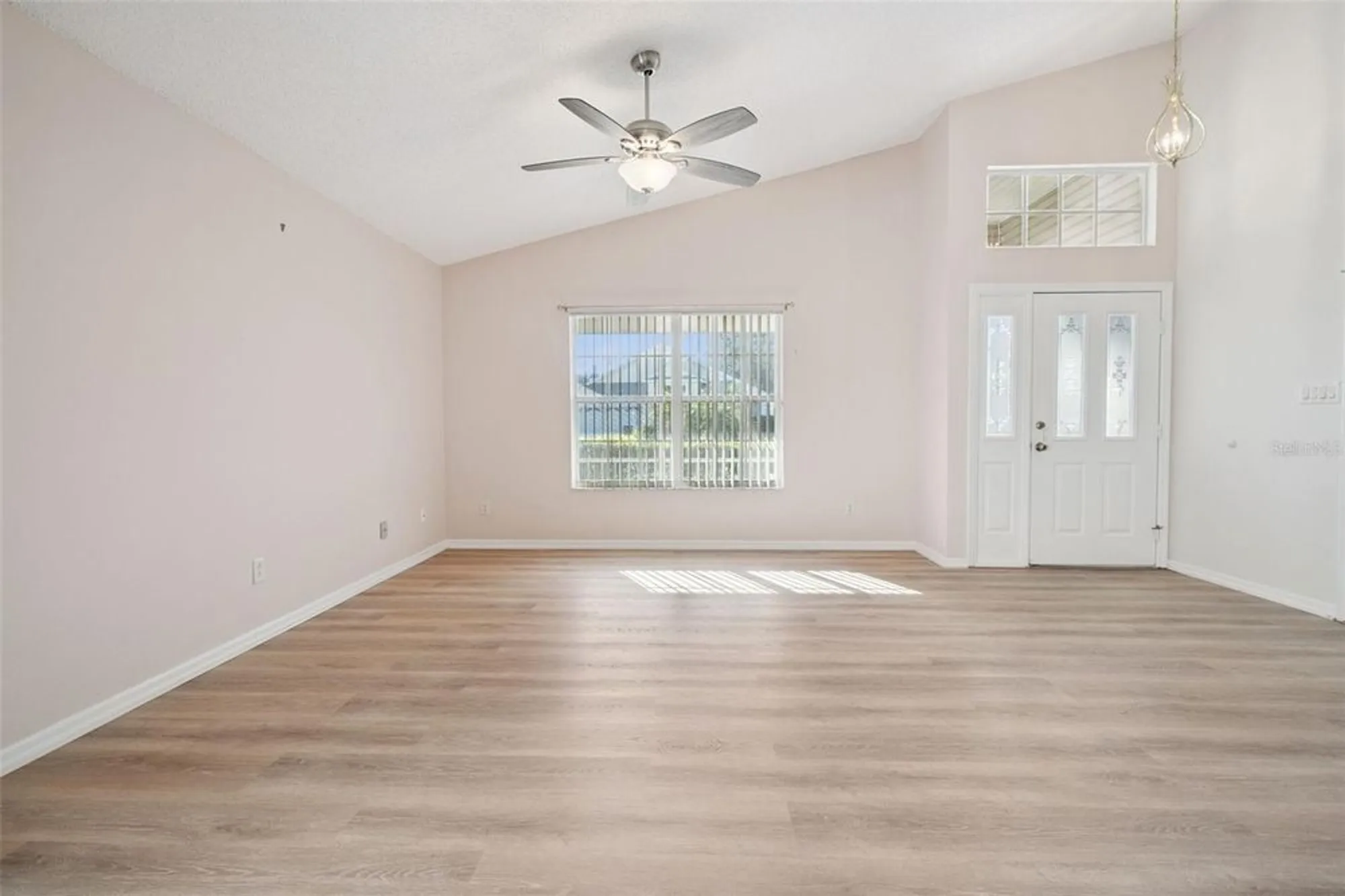 Property Slideshow image 5 of 37 | 24914 cranes roost cir, Leesburg, FL, 34748