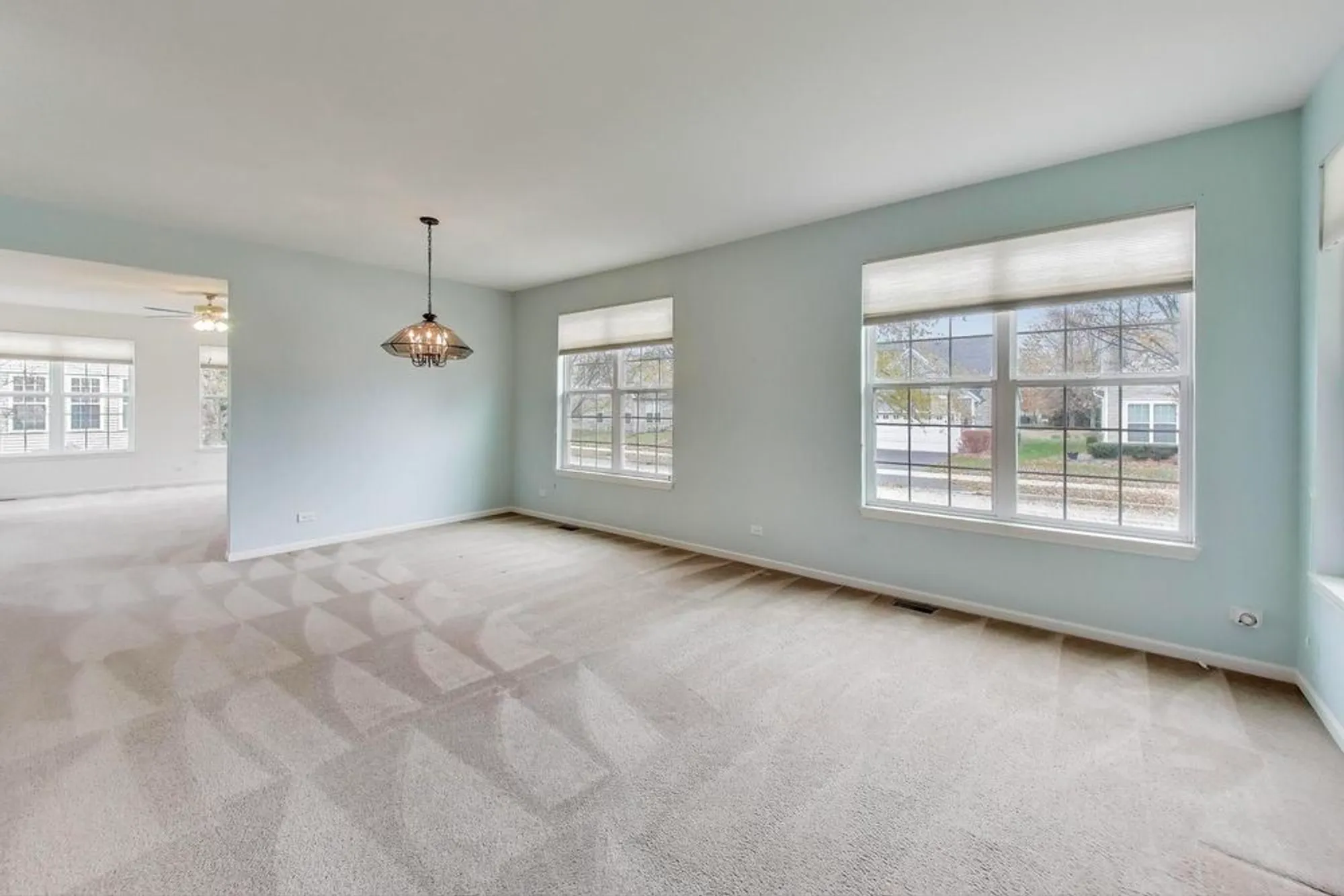 Property Slideshow image 4 of 27 | 1129 drury ln, Aurora, IL, 60502