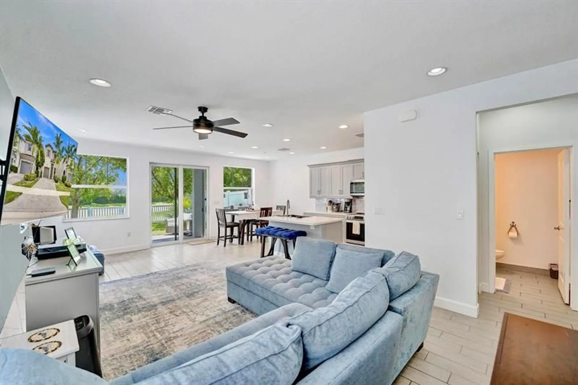 Property Slideshow image 19 of 47 | 4700 nw 48th ave, Tamarac, FL, 33319
