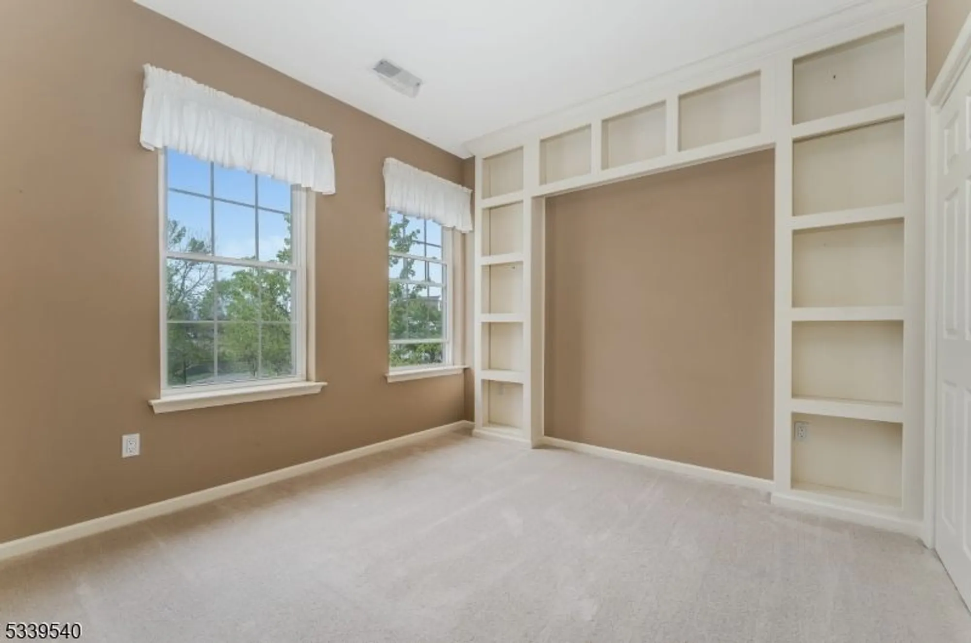 Property Slideshow image 11 of 48 | 6015 brookfield glen dr # 15, Belvidere, NJ, 07823
