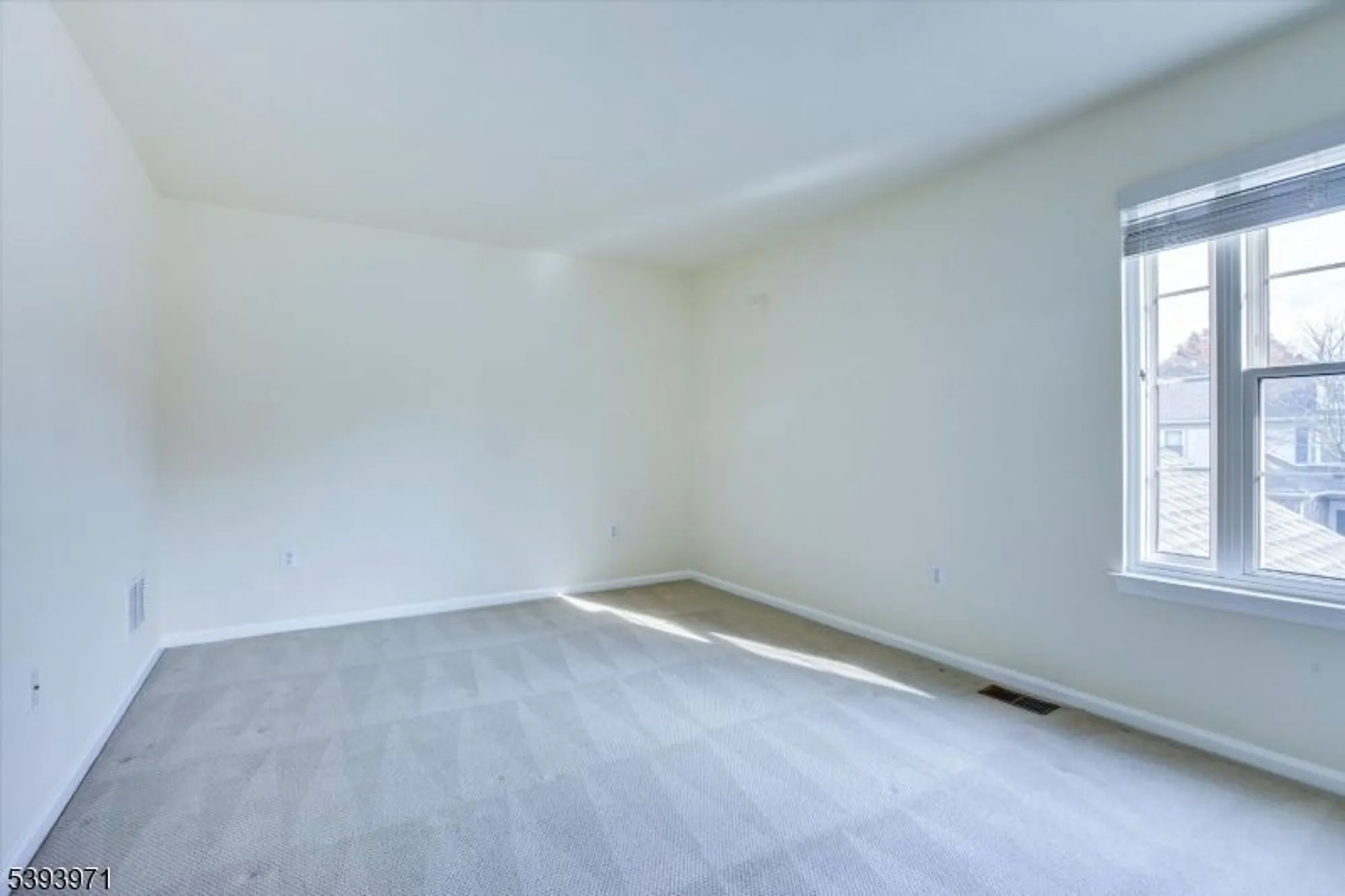 Property Slideshow image 18 of 29 | 13 fernwood ct, Whitehouse Station, NJ, 08889