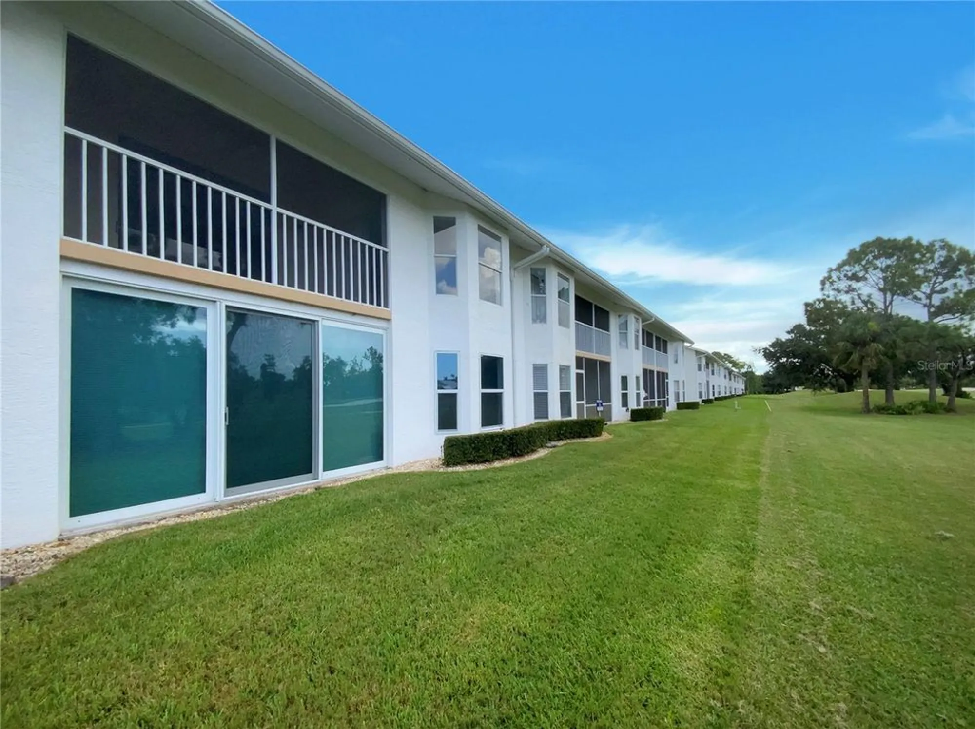 Property Slideshow image 8 of 20 | 6904 drewrys blf 810, Bradenton, FL, 34203