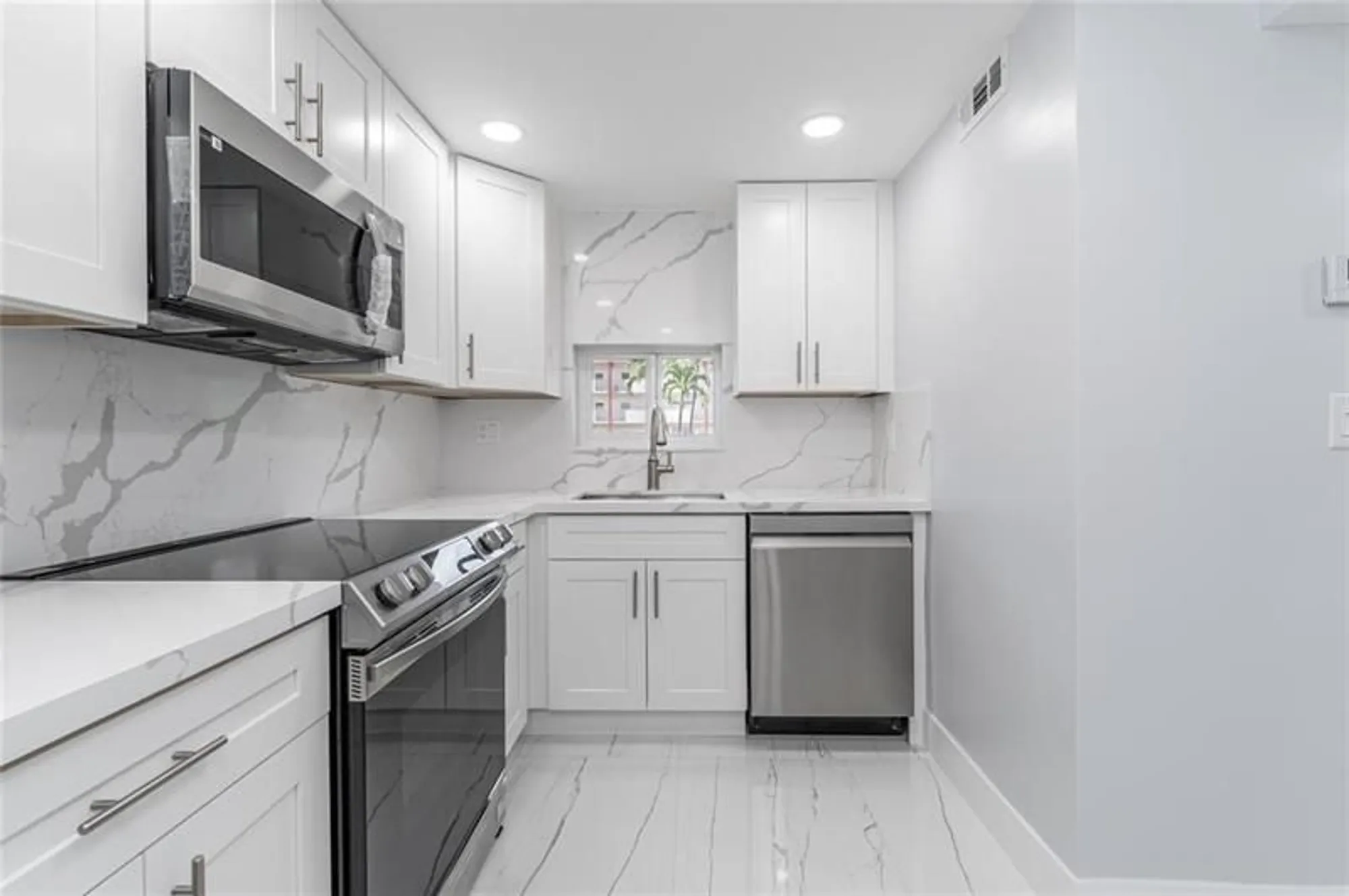 Property Slideshow image 10 of 28 | 361 s hollybrook dr 105, Pembroke Pines, FL, 33025