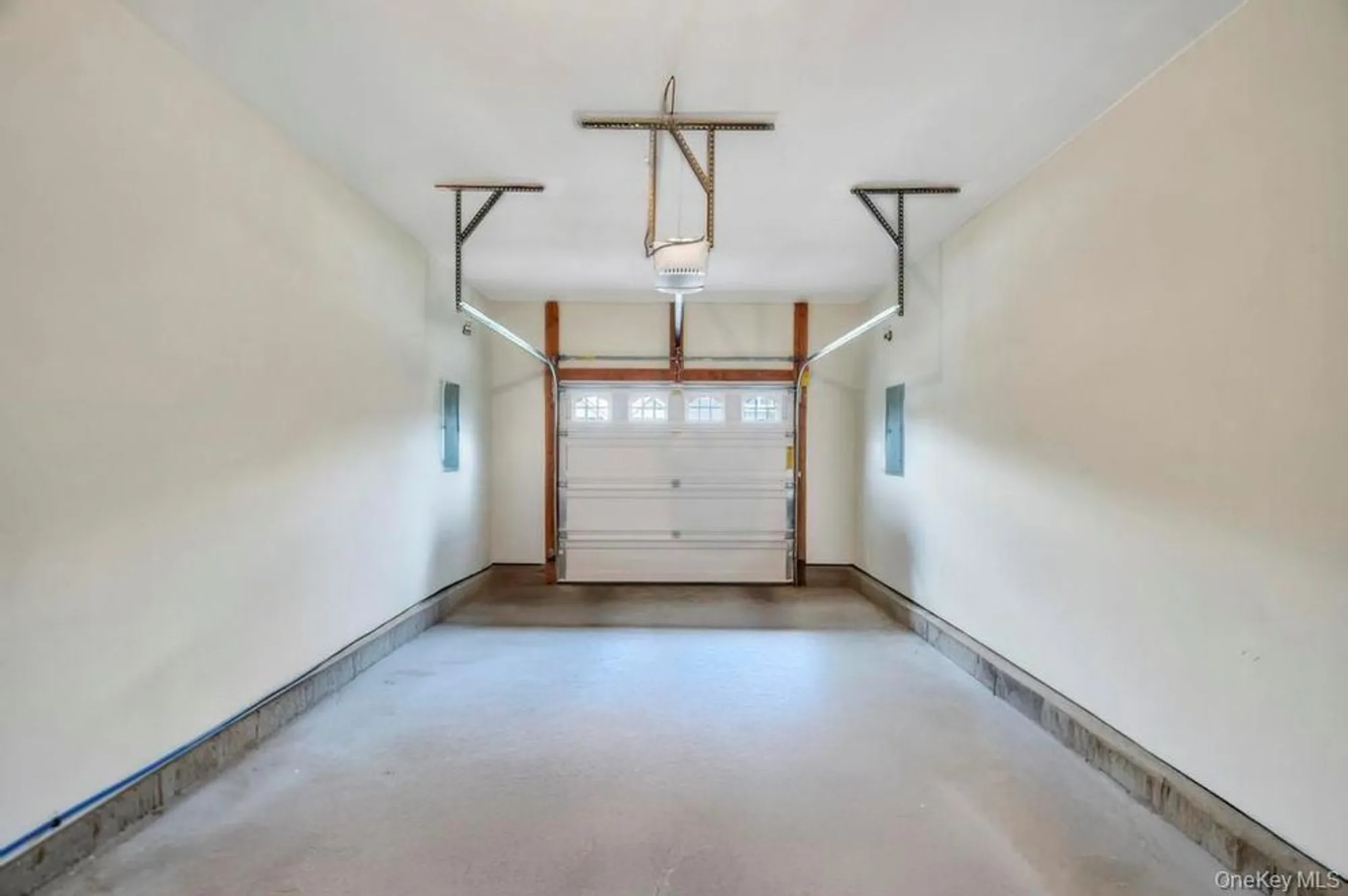 Property Slideshow image 32 of 42 | 4 haverton ct, Riverhead, NY, 11901