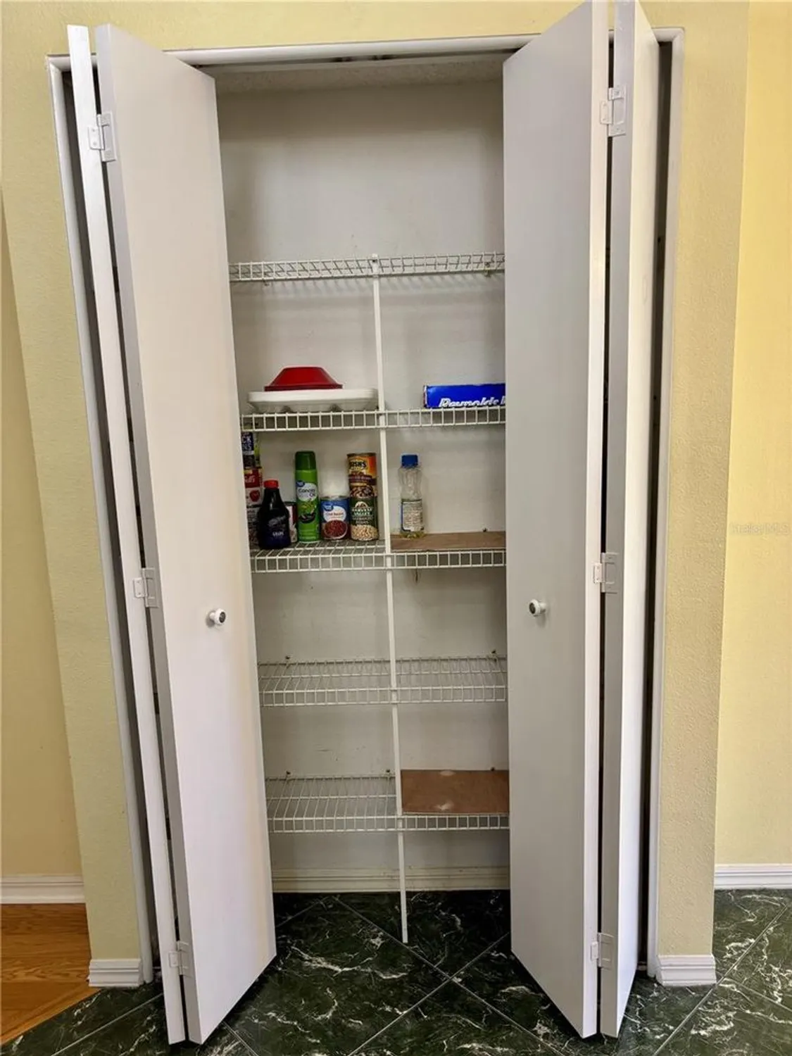 Property Slideshow image 13 of 47 | 301 caloosa palms ct, Sun City Center, FL, 33573