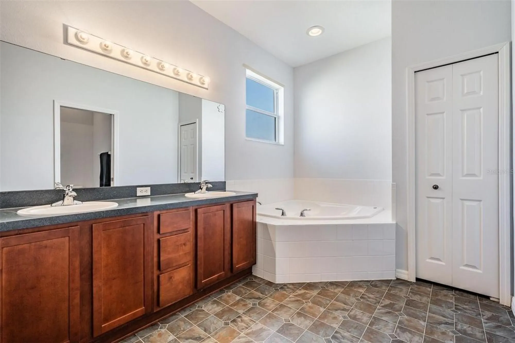 Property Slideshow image 19 of 43 | 3413 waterlute way, Lakeland, FL, 33811