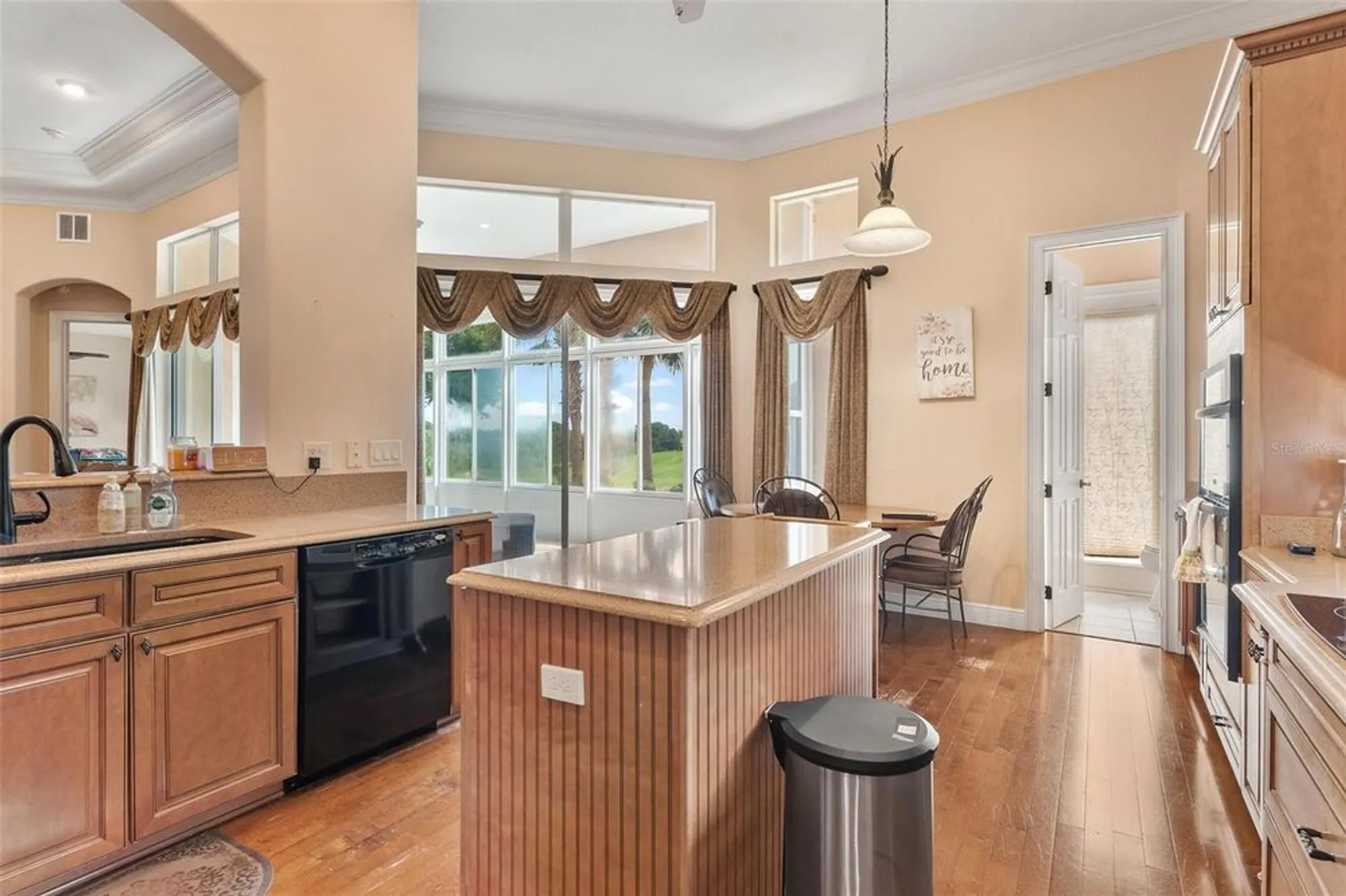 Property Slideshow image 14 of 47 | 38800 harborwoods pl, Lady Lake, FL, 32159