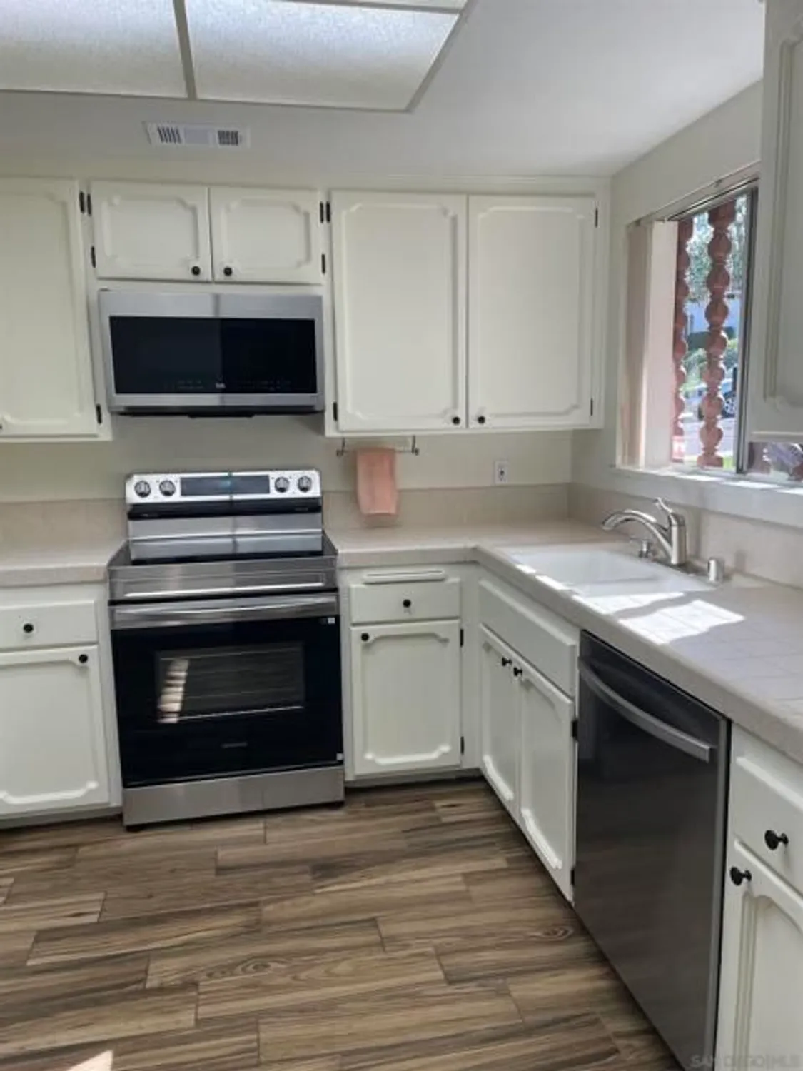 Property Slideshow image 11 of 35 | 16660 roca dr, San Diego, CA, 92128