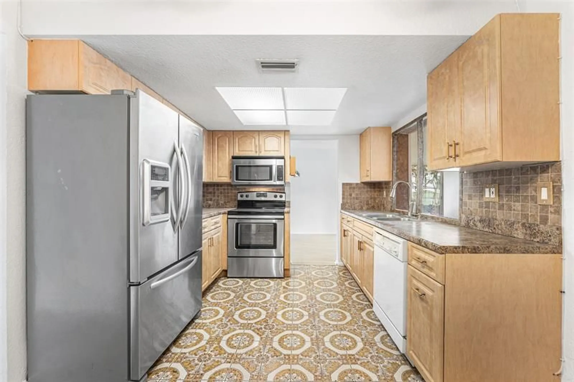 Property Slideshow image 10 of 34 | 4706 nw 43rd ter, Tamarac, FL, 33319