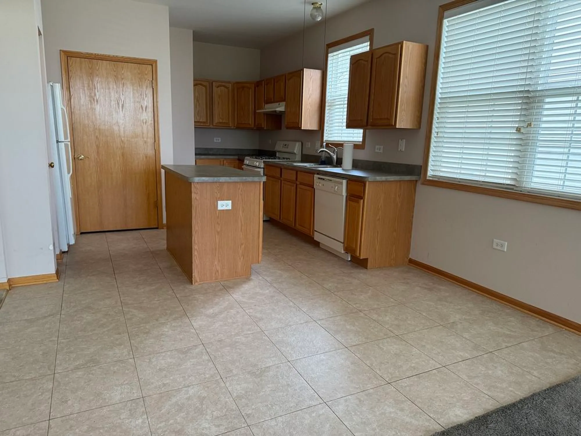 Property Slideshow image 8 of 38 | 17213 mendota dr, Lockport, IL, 60441