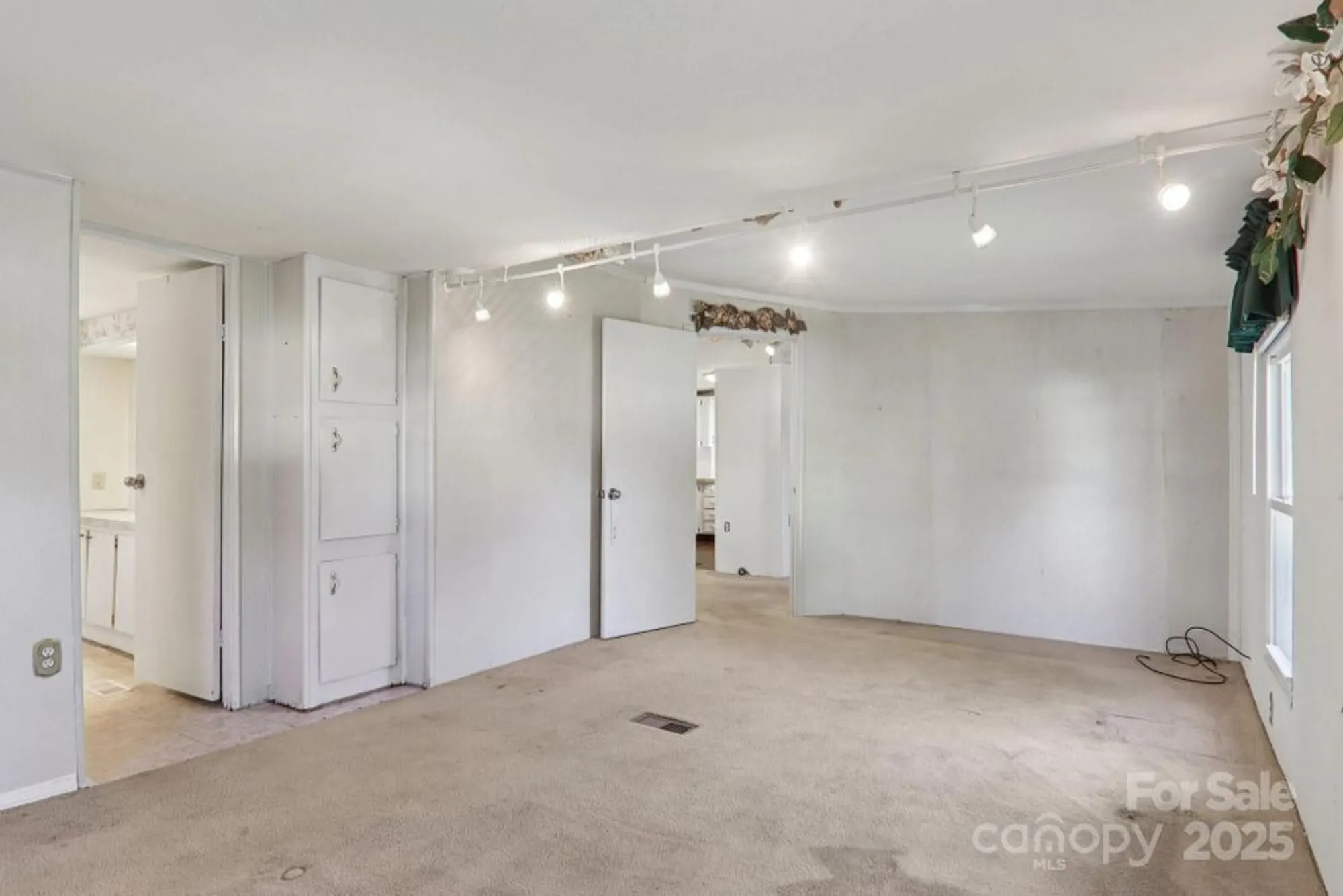 Property Slideshow image 24 of 44 | 201 cranbrook cir, Hendersonville, NC, 28792