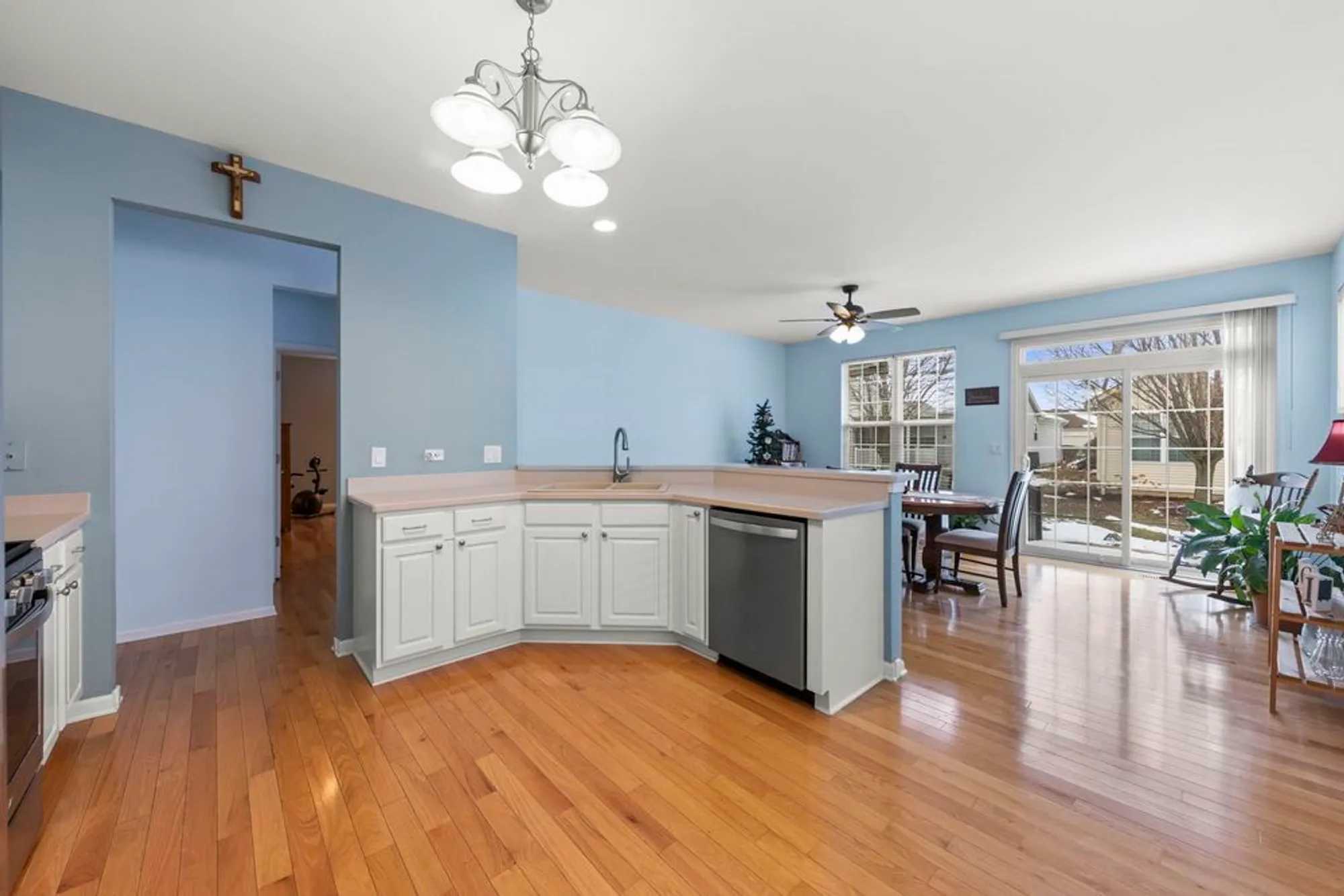 Property Slideshow image 10 of 58 | 16174 seneca lake cir, Crest Hill, IL, 60403