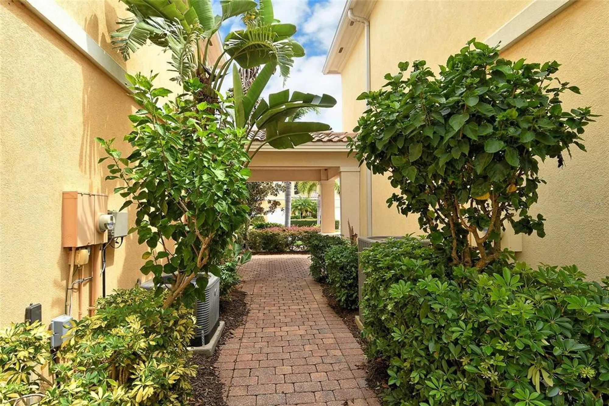 Property Slideshow image 3 of 49 | 1400 burgos dr, Sarasota, FL, 34238