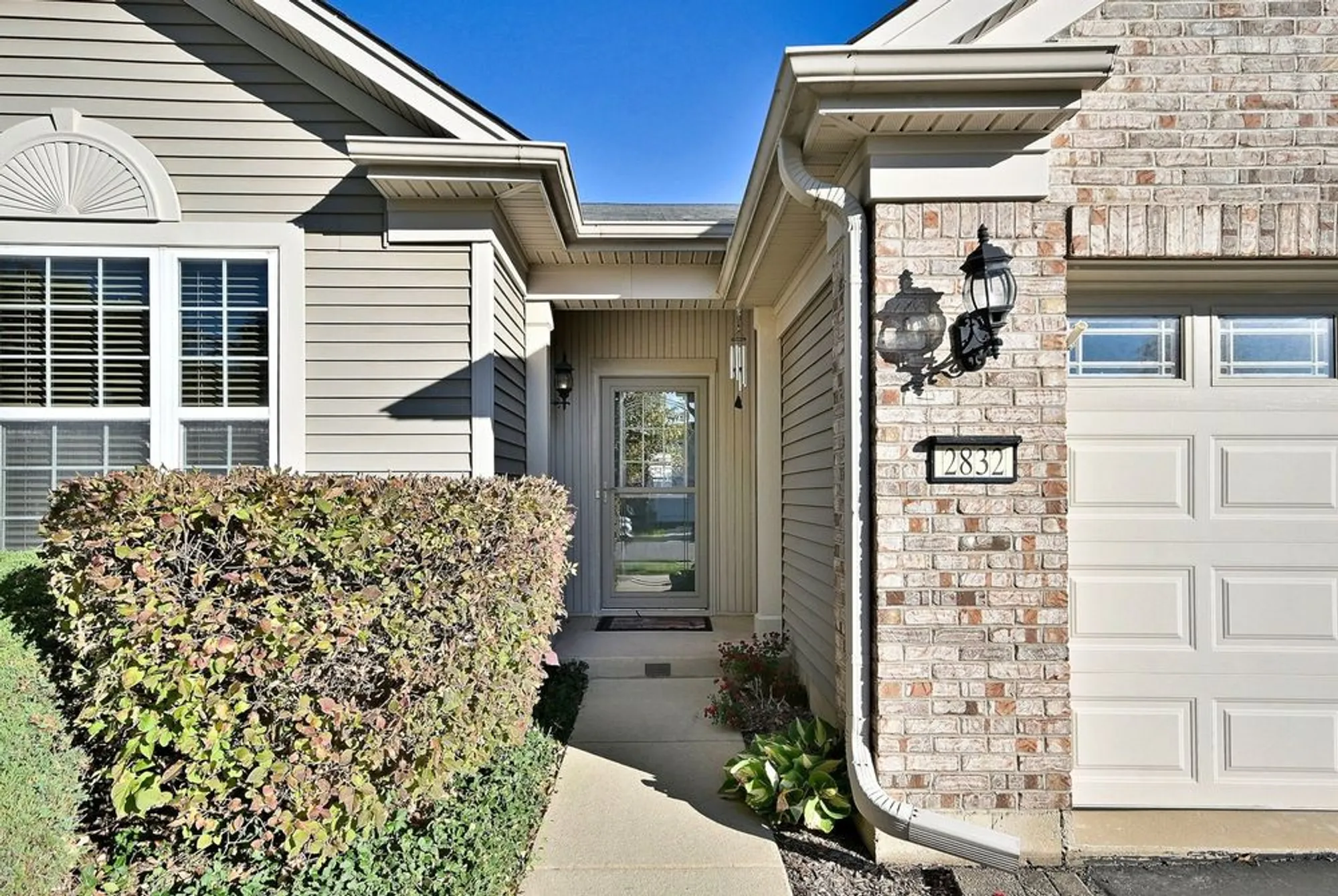 Property Slideshow image 6 of 36 | 2832 beacon point cir, Elgin, IL, 60124