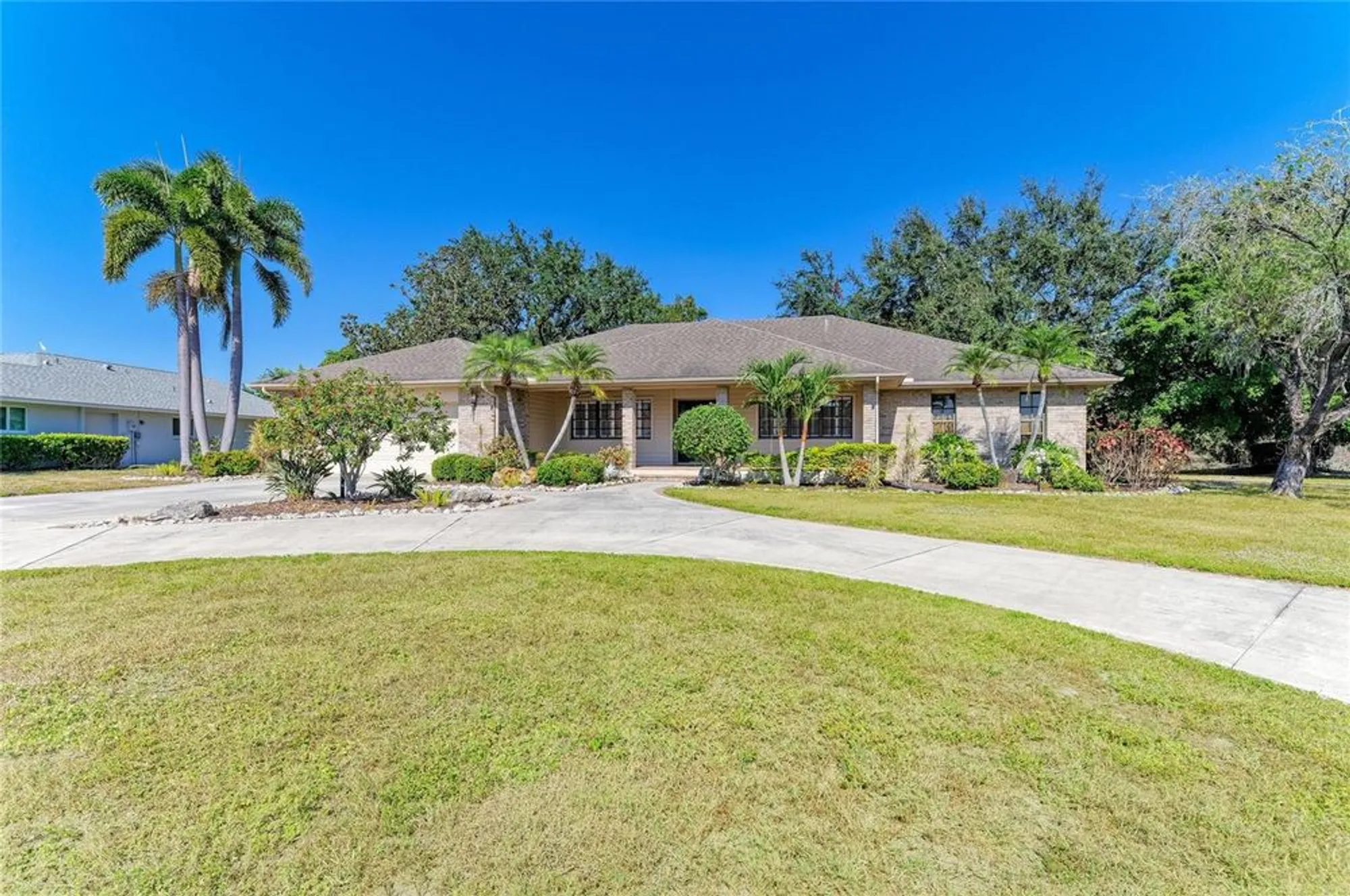 Property Slideshow image 2 of 83 | 5668 country lakes dr, Sarasota, FL, 34243