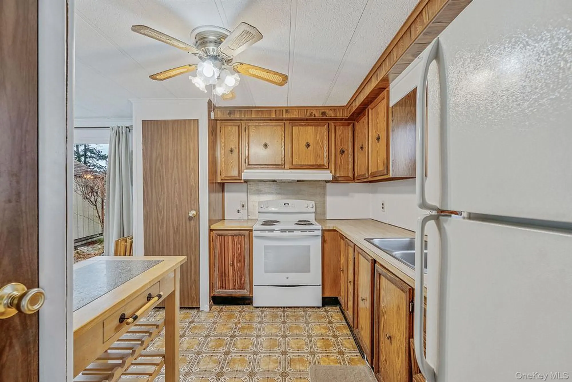 Property Slideshow image 7 of 23 | 22 limetree dr, Manorville, NY, 11949