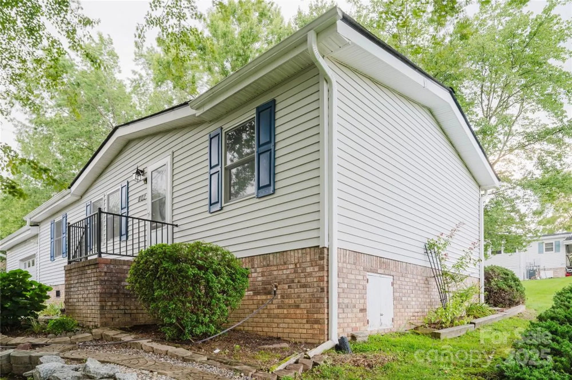 Property Slideshow image 3 of 34 | 402 deerfield ct, Hendersonville, NC, 28792