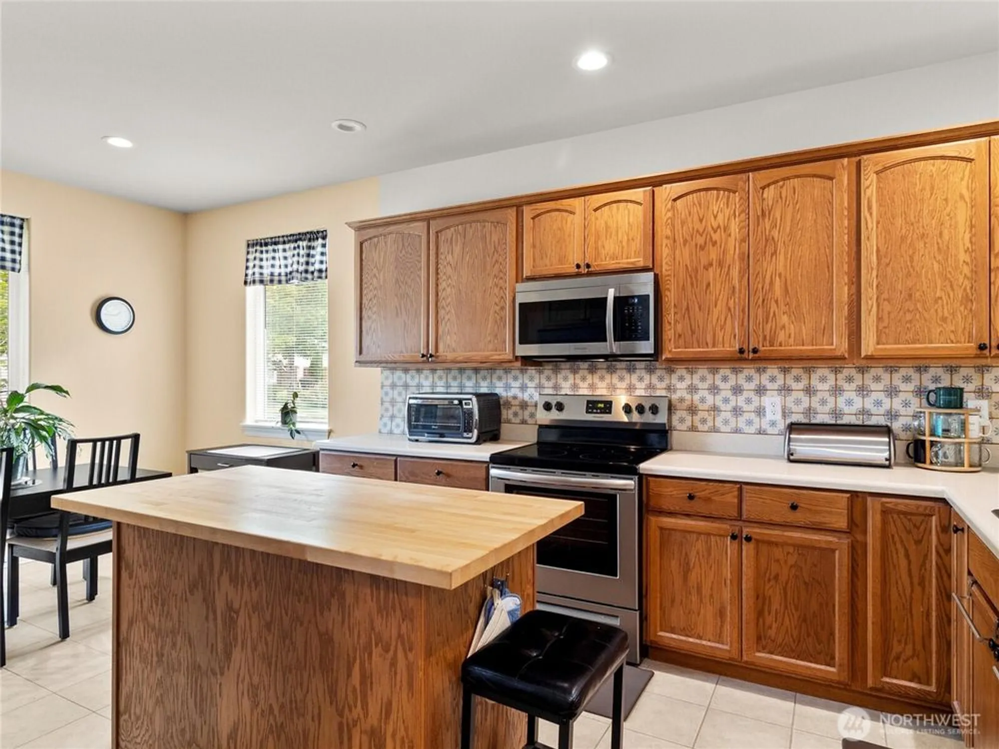 Property Slideshow image 12 of 40 | 4989 spokane st, Lacey, WA, 98516