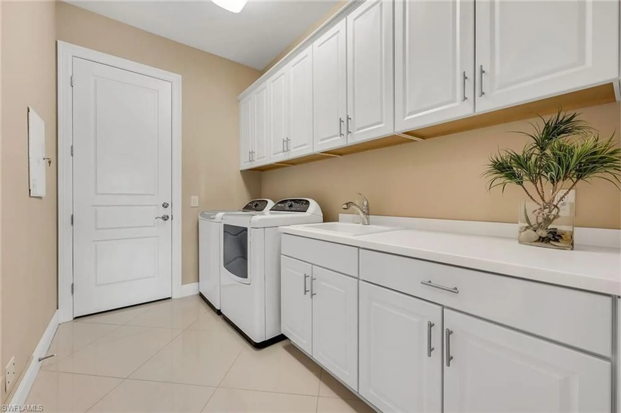 Property Slideshow image 20 of 28 | 4711 via del corso ln 402, Bonita Springs, FL, 34134