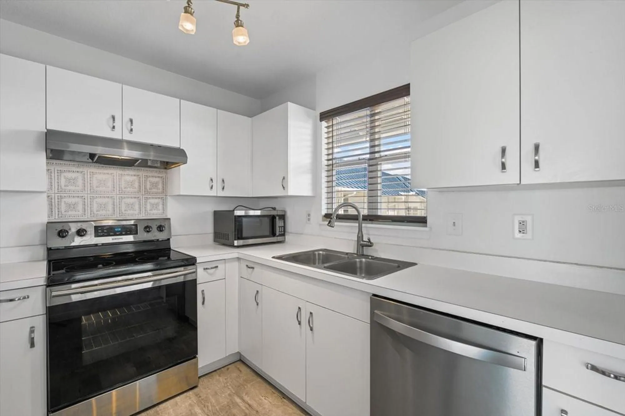 Property Slideshow image 8 of 65 | 970 sandpiper cir # 970, Bradenton, FL, 34209