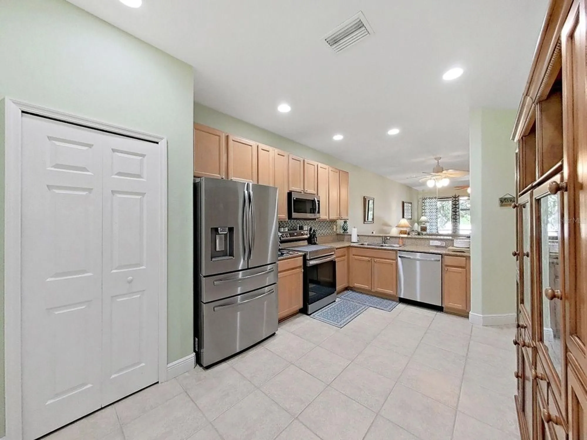 Property Slideshow image 18 of 100 | 303 bluewater falls ct, Apollo Beach, FL, 33572