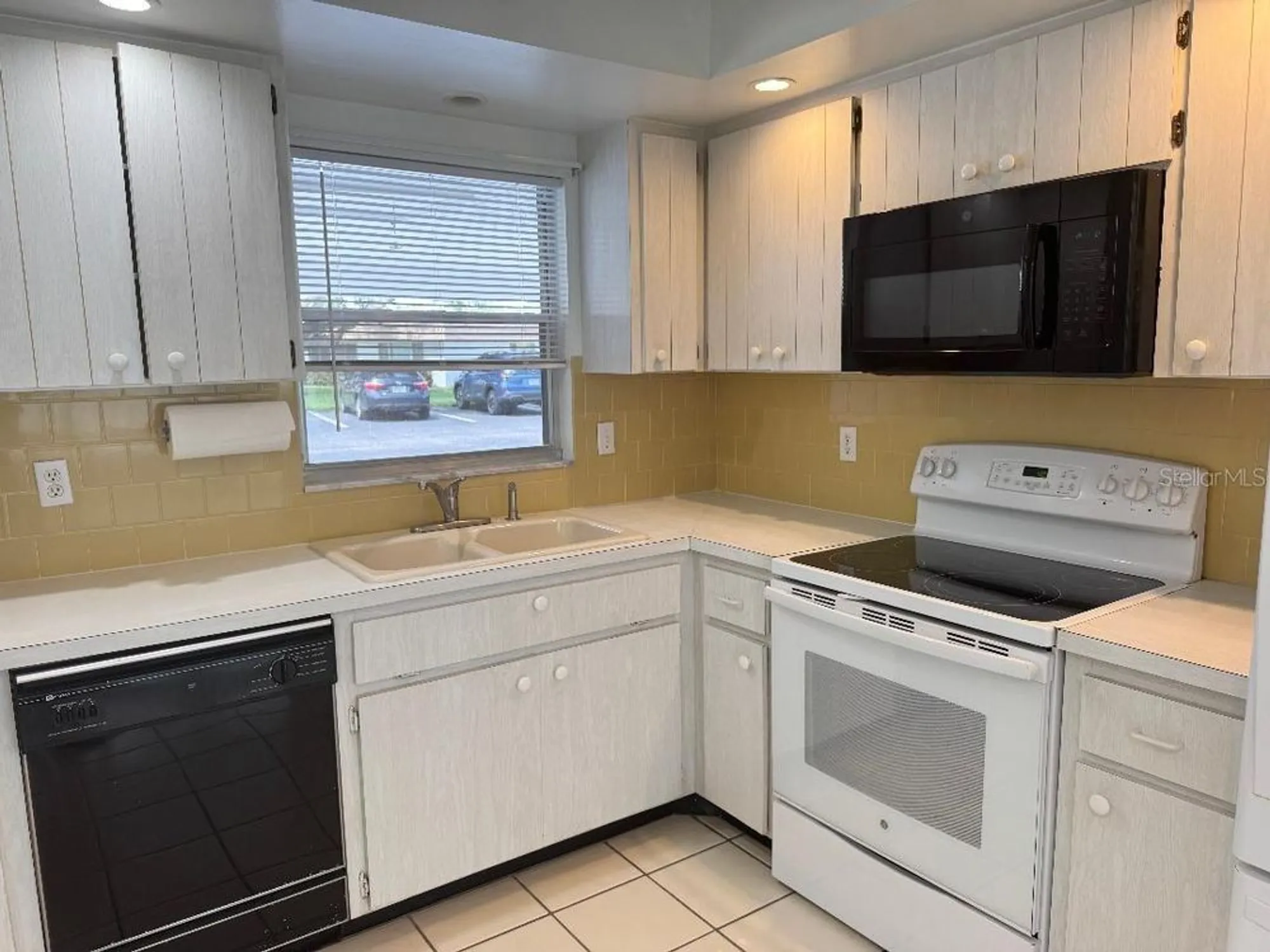 Property Slideshow image 6 of 26 | 5531 riverbluff cir # v9, Sarasota, FL, 34231