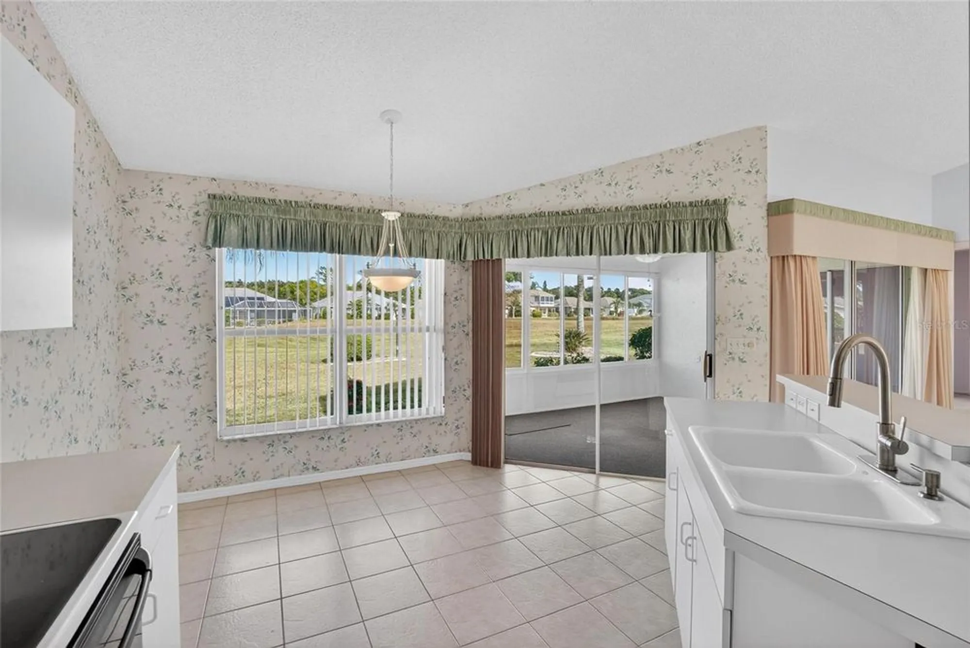 Property Slideshow image 10 of 50 | 331 caloosa palms ct, Sun City Center, FL, 33573