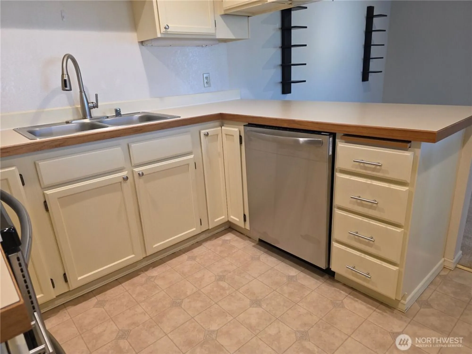 Property Slideshow image 10 of 40 | 3935 226th pl 313, Issaquah, WA, 98029