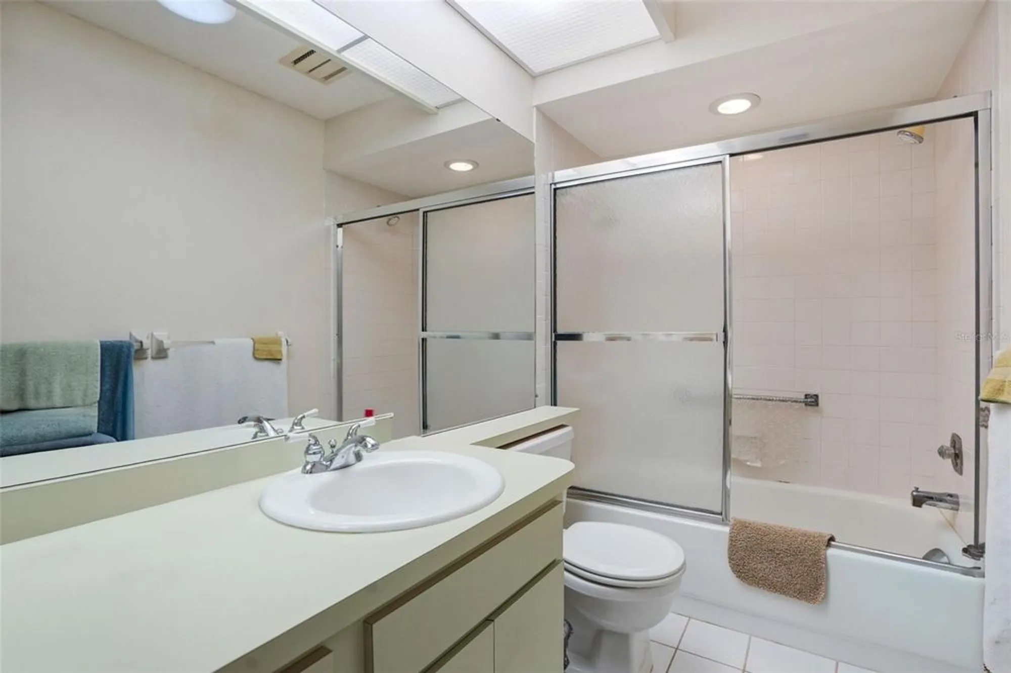 Property Slideshow image 8 of 23 | 4217 oakhurst cir 3023, Sarasota, FL, 34233