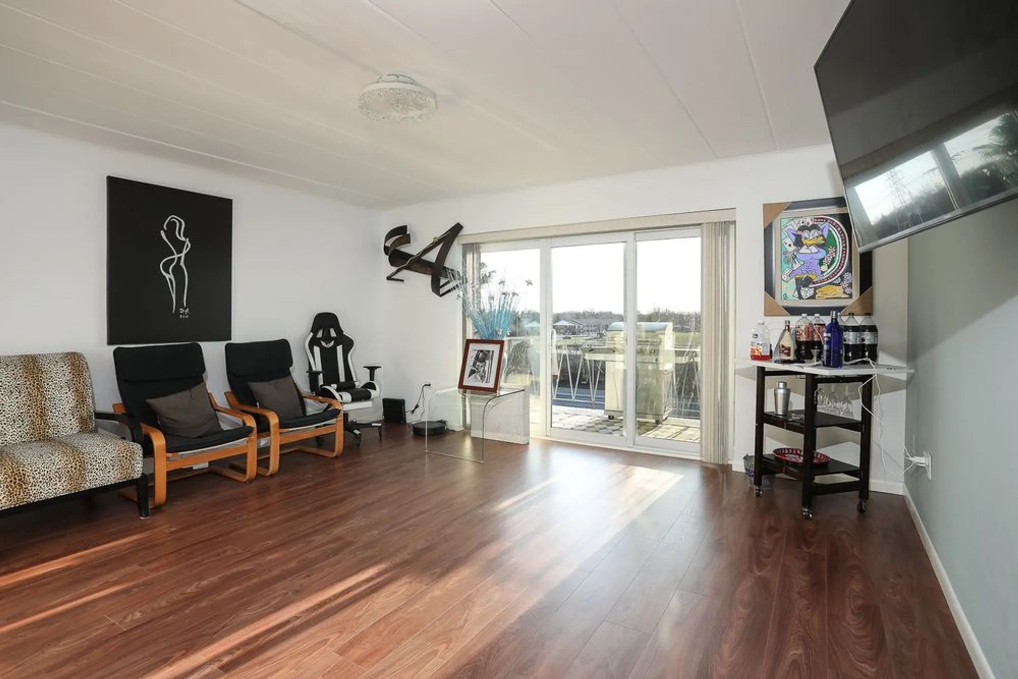 Property Slideshow image 7 of 32 | 2900 maple ave 19e, Downers Grove, IL, 60515
