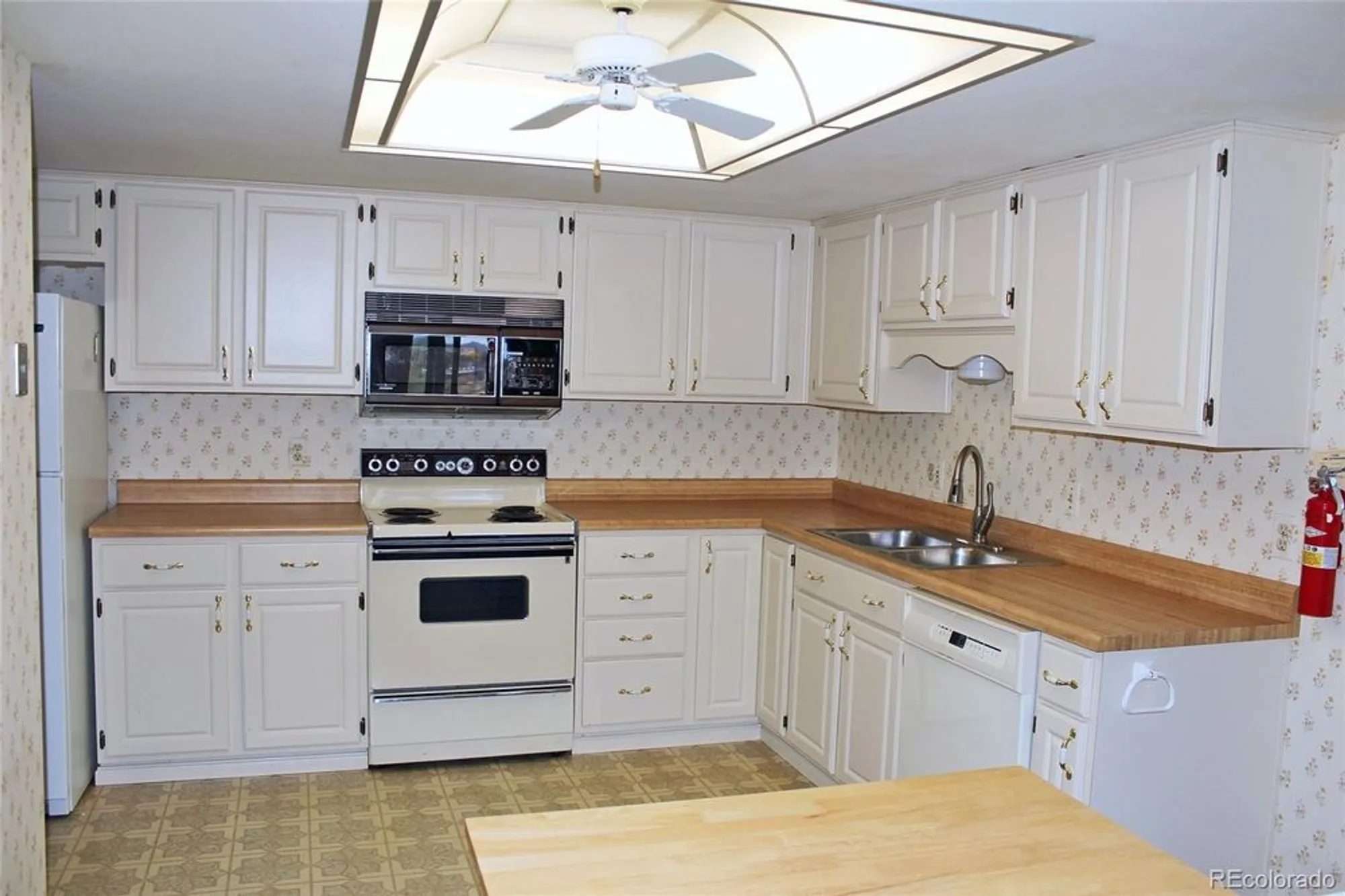 Property Slideshow image 7 of 25 | 13952 e marina dr 606, Aurora, CO, 80014