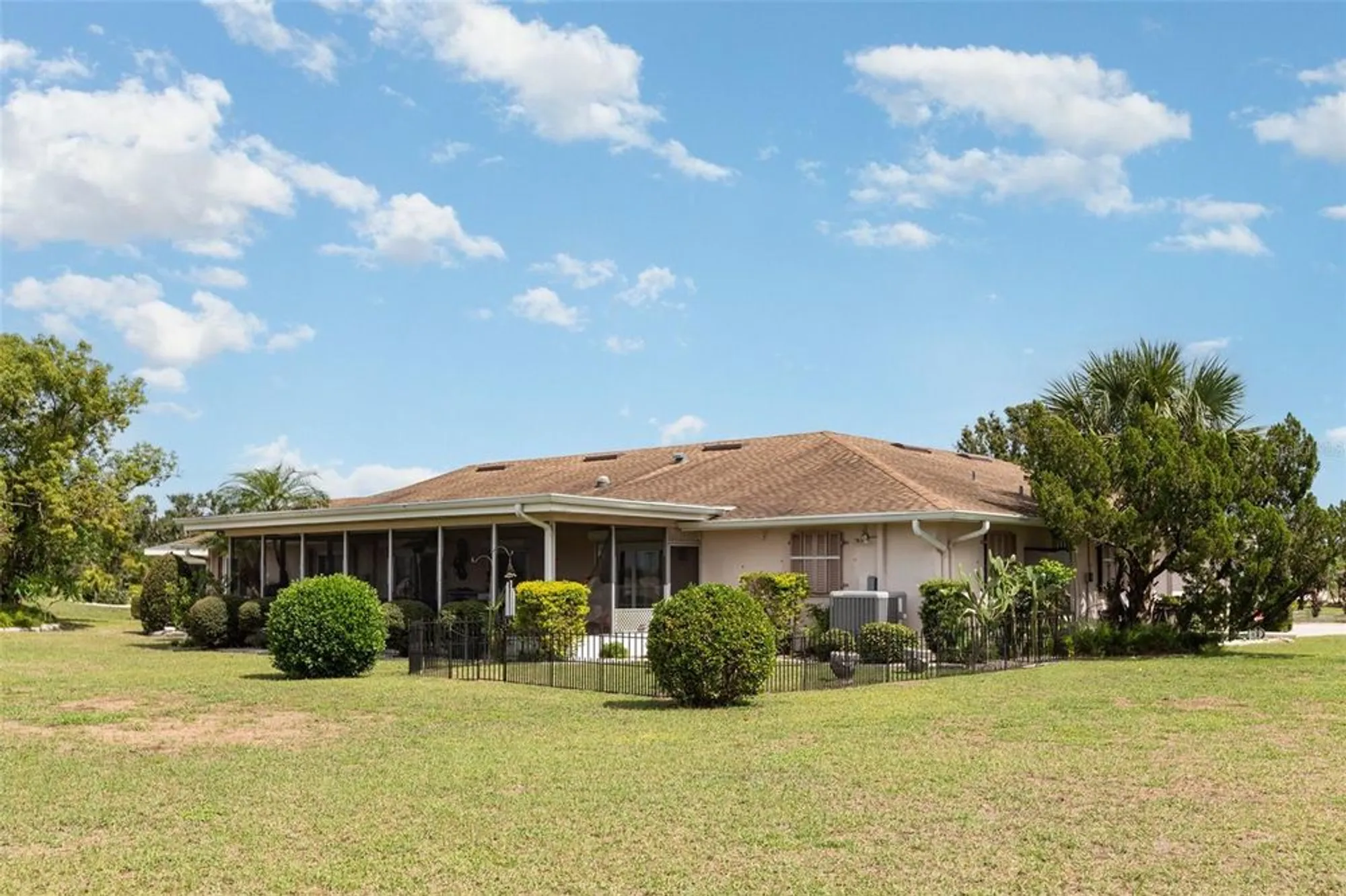 Property Slideshow image 33 of 48 | 305 cranston pl, Sun City Center, FL, 33573